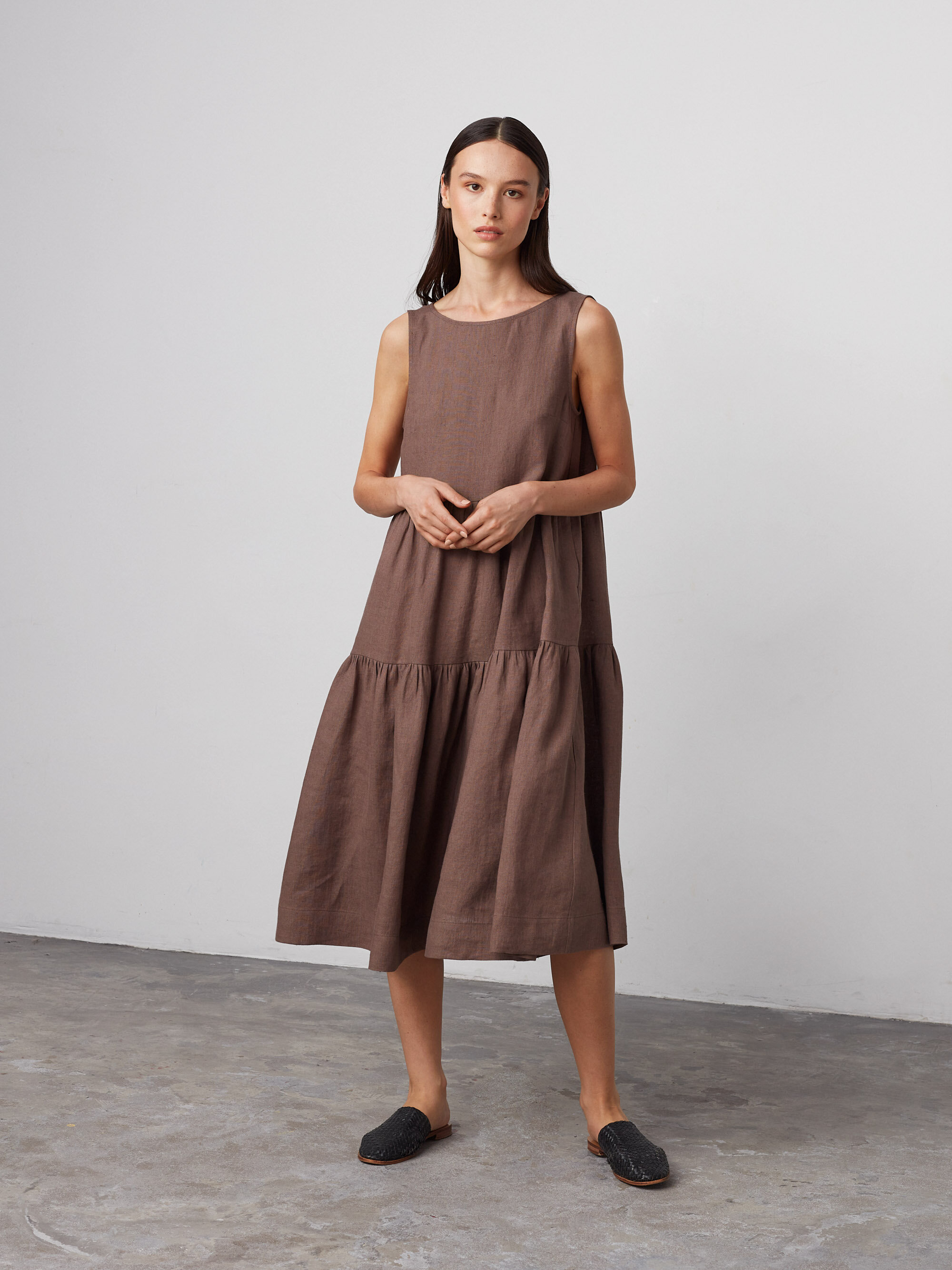 Bild 4 von AGOTA Ärmelloses Leinen Midikleid in von Love and Confuse