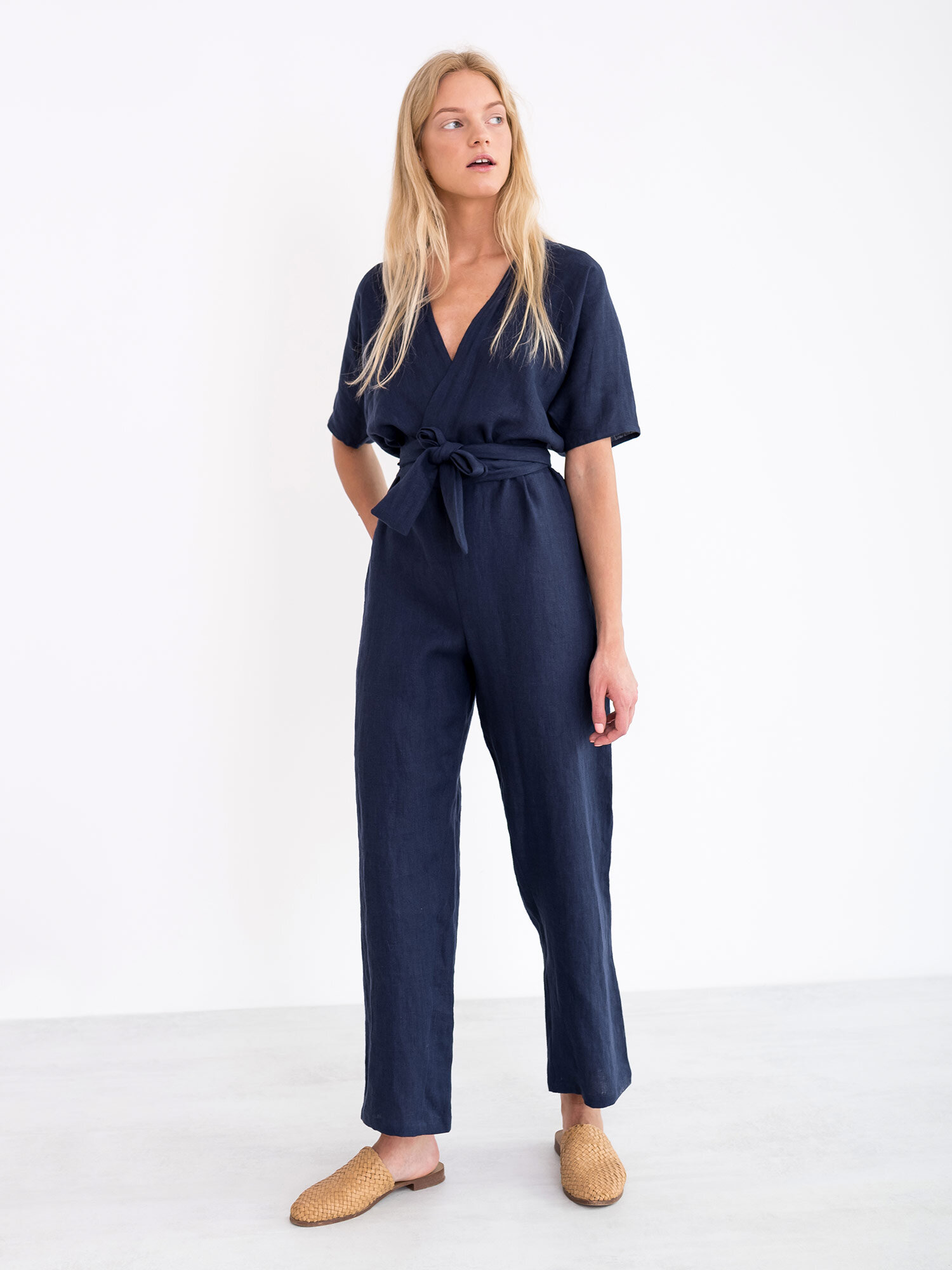 Bild 4 von AURORA Leinen Jumpsuit in von Love and Confuse