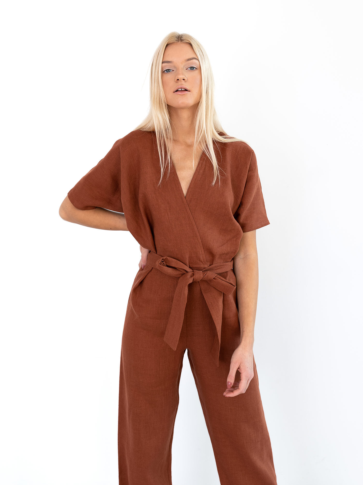 Bild 2 von AURORA Leinen Jumpsuit in von Love and Confuse