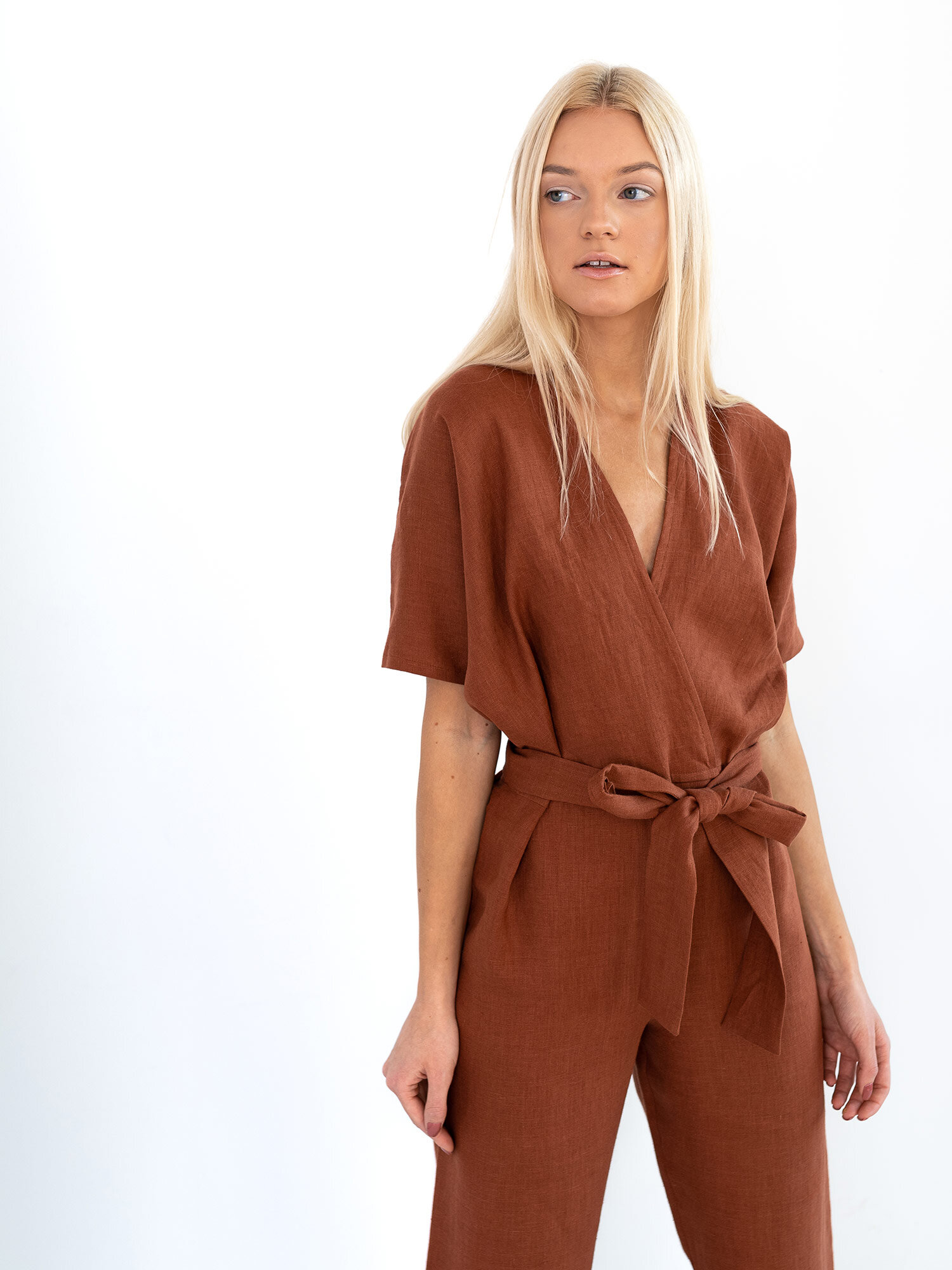 Bild 4 von AURORA Leinen Jumpsuit in von Love and Confuse