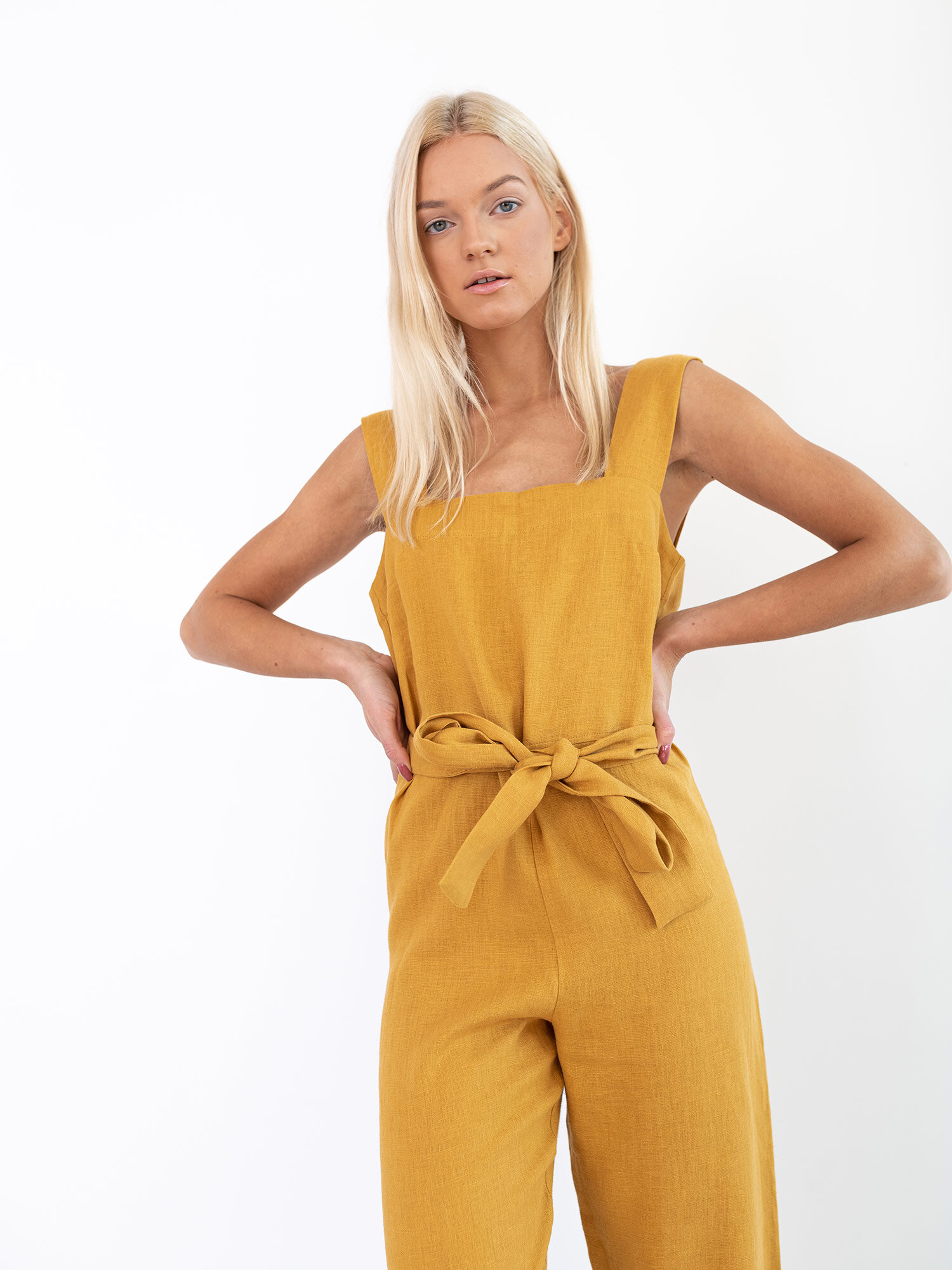 Bild 1 von DAKOTA ärmelloser Leinen Jumpsuit in Mustard, you can also choose other colors above von Love and Confuse
