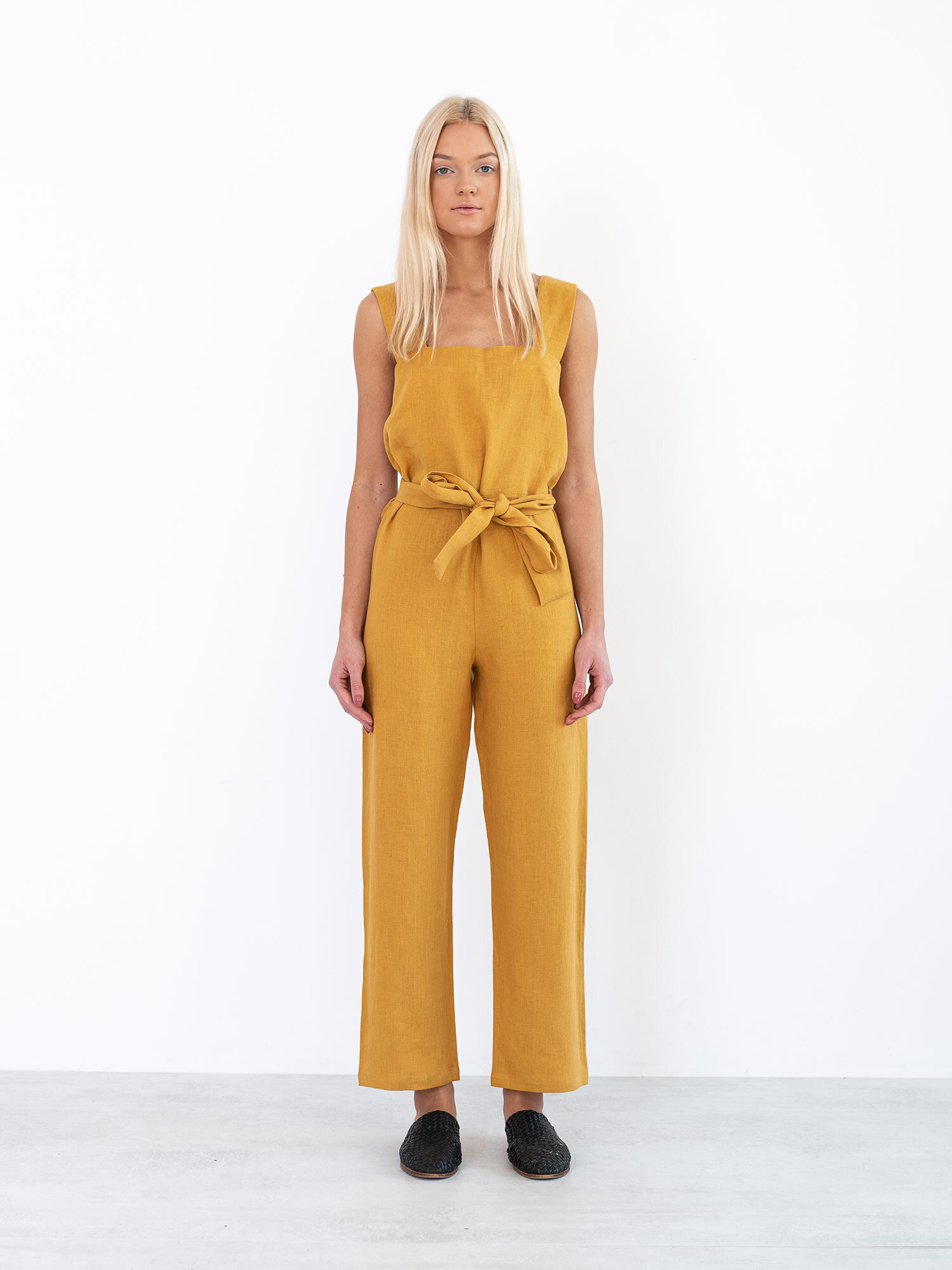 Bild 2 von DAKOTA ärmelloser Leinen Jumpsuit in Mustard, you can also choose other colors above von Love and Confuse
