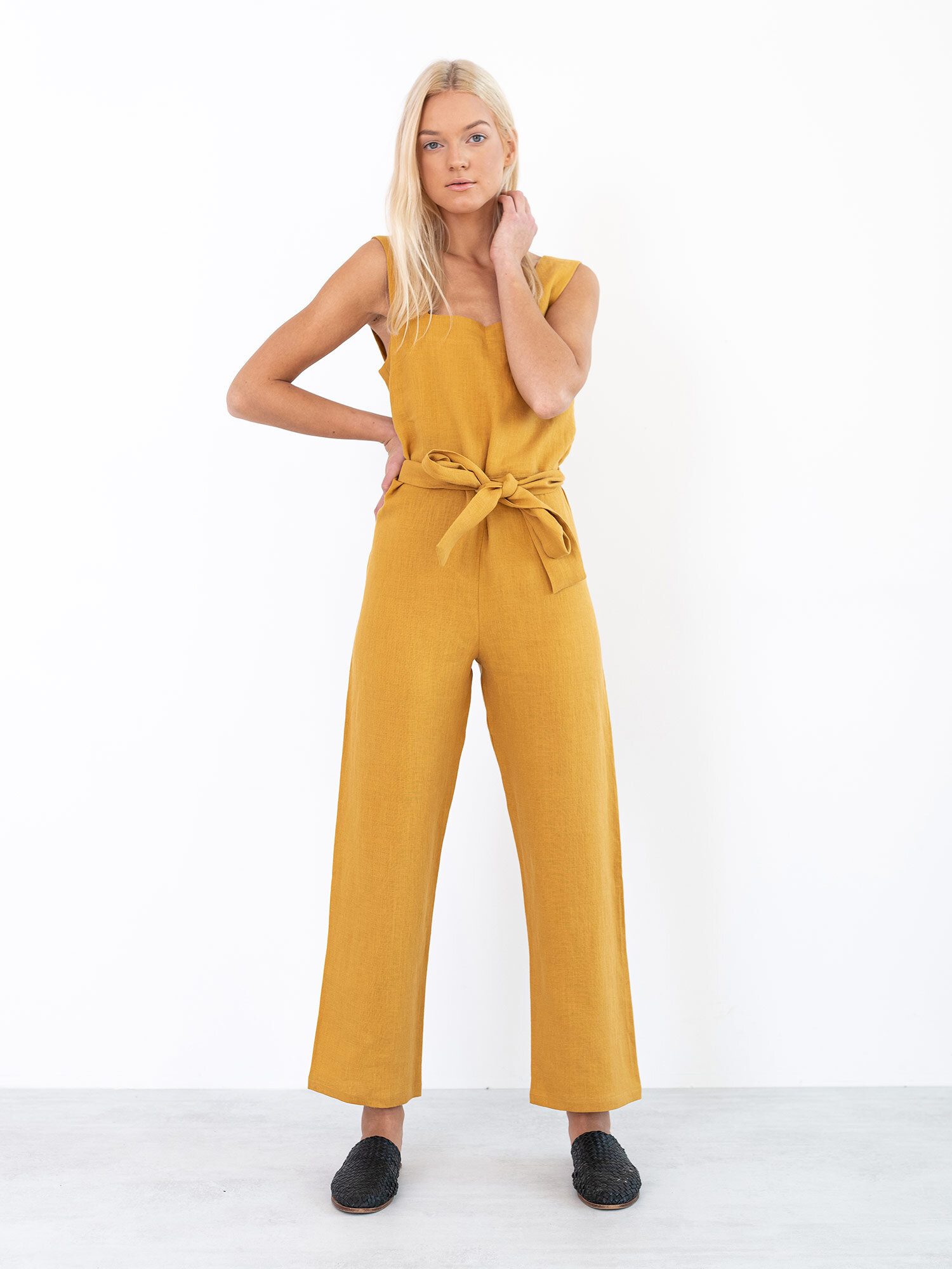 Bild 3 von DAKOTA ärmelloser Leinen Jumpsuit in Mustard, you can also choose other colors above von Love and Confuse