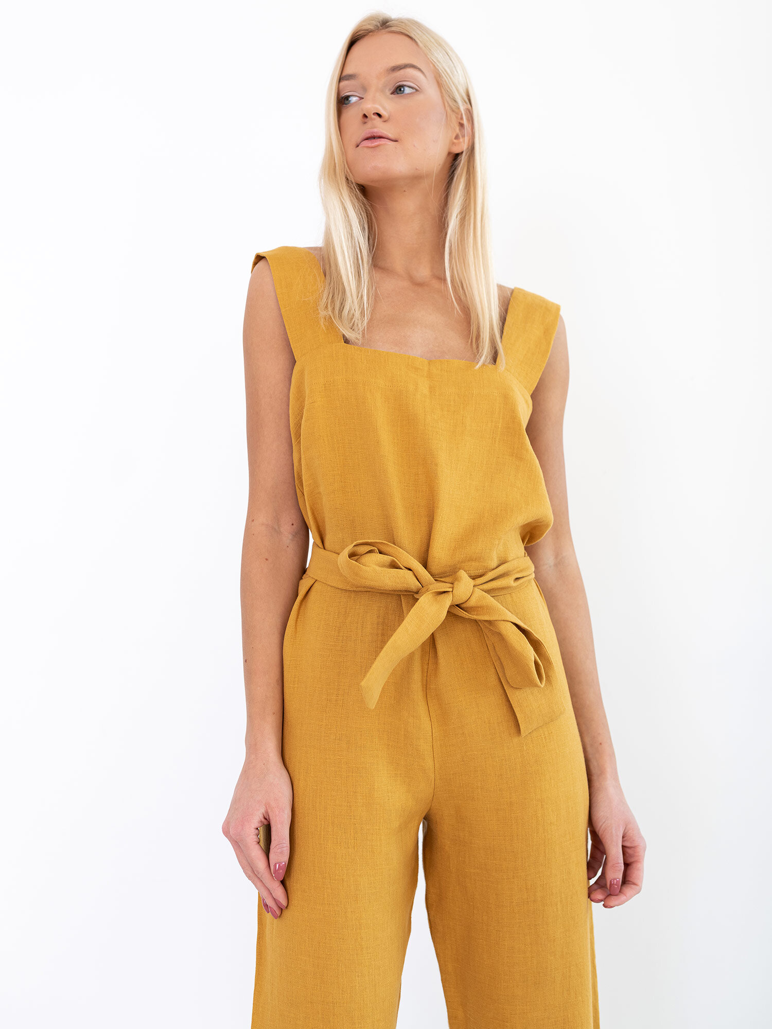 Bild 4 von DAKOTA ärmelloser Leinen Jumpsuit in Mustard, you can also choose other colors above von Love and Confuse