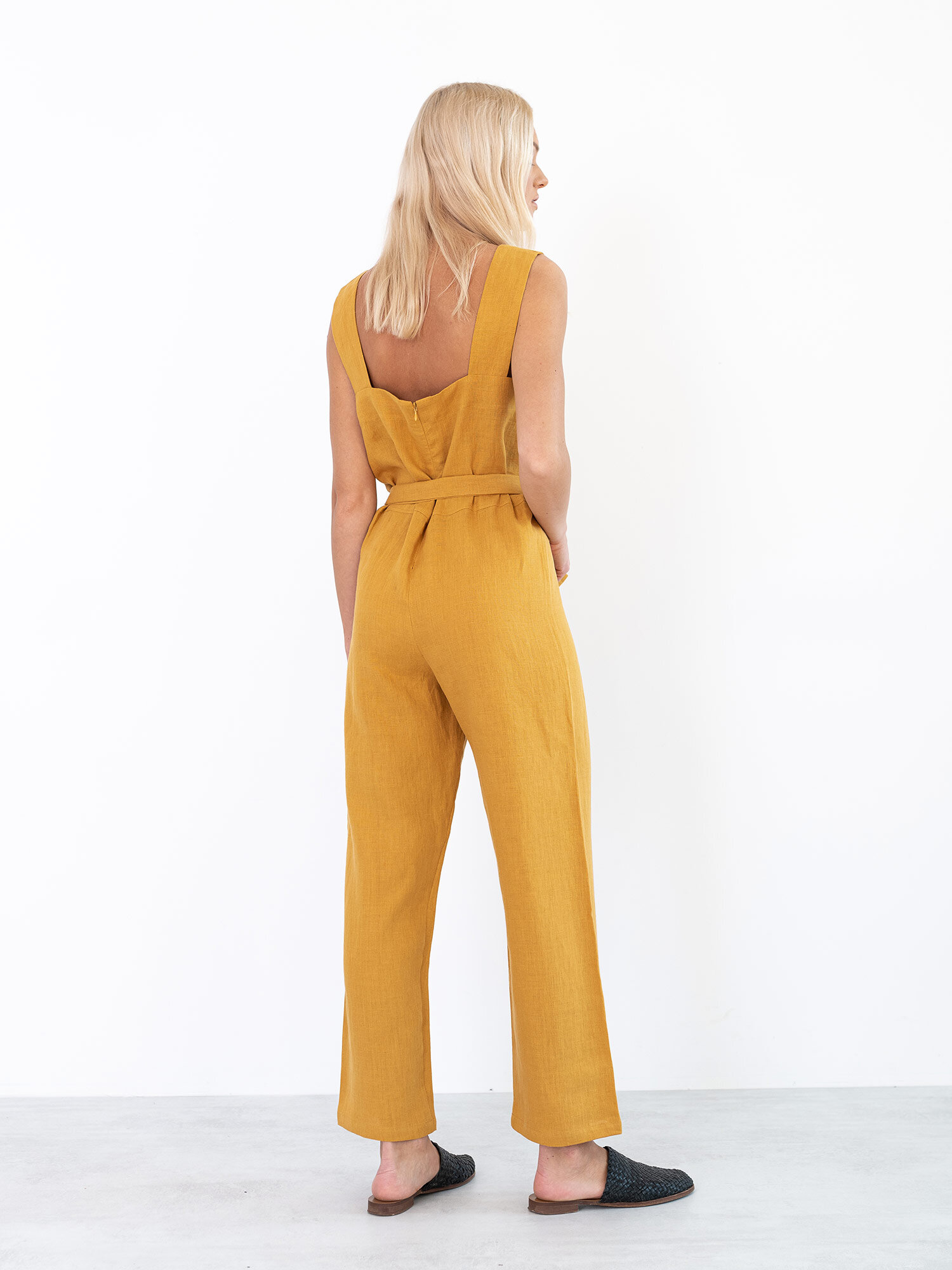 Bild 5 von DAKOTA ärmelloser Leinen Jumpsuit in Mustard, you can also choose other colors above von Love and Confuse