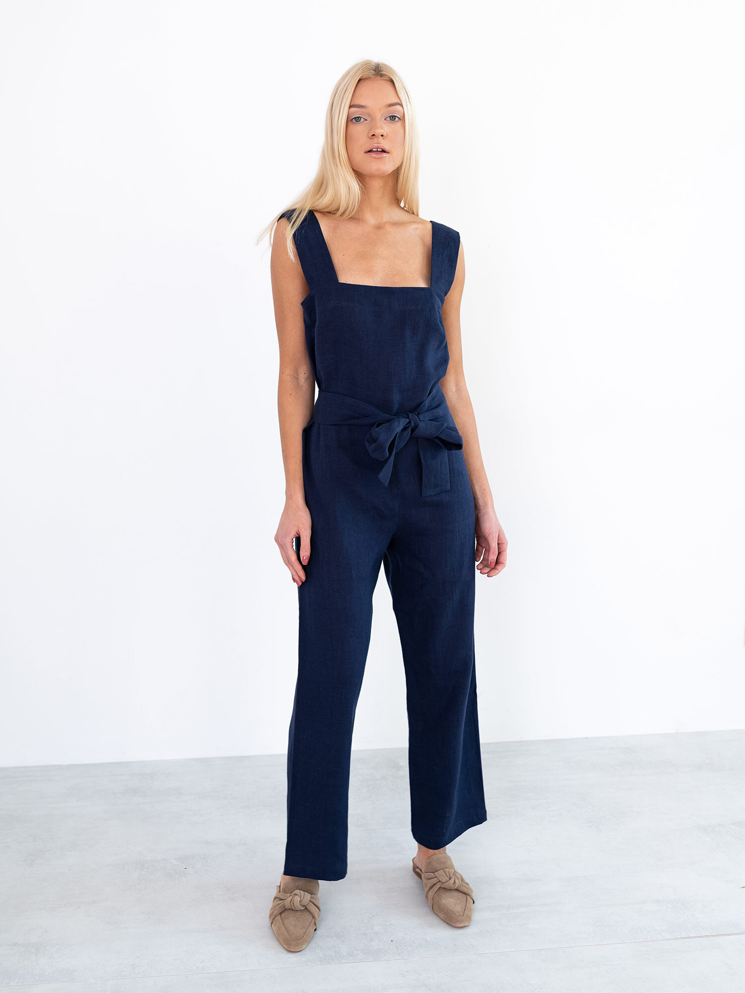 Bild 1 von DAKOTA ärmelloser Leinen Jumpsuit in Navy blue, you can also choose other colors above von Love and Confuse