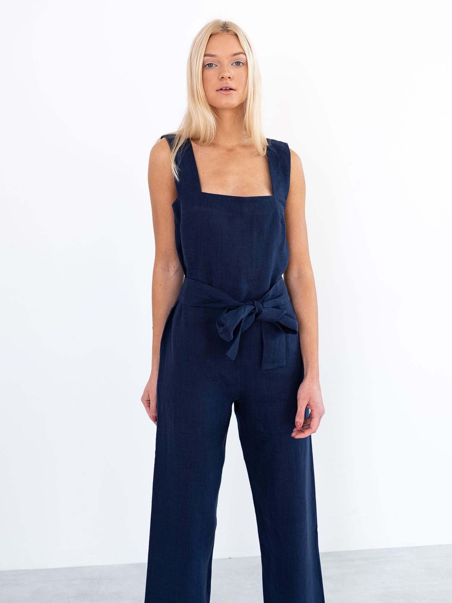 Bild 2 von DAKOTA ärmelloser Leinen Jumpsuit in Navy blue, you can also choose other colors above von Love and Confuse