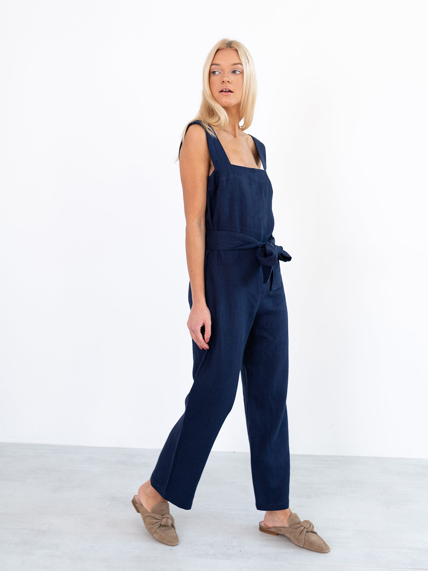 Bild 4 von DAKOTA ärmelloser Leinen Jumpsuit in Navy blue, you can also choose other colors above von Love and Confuse