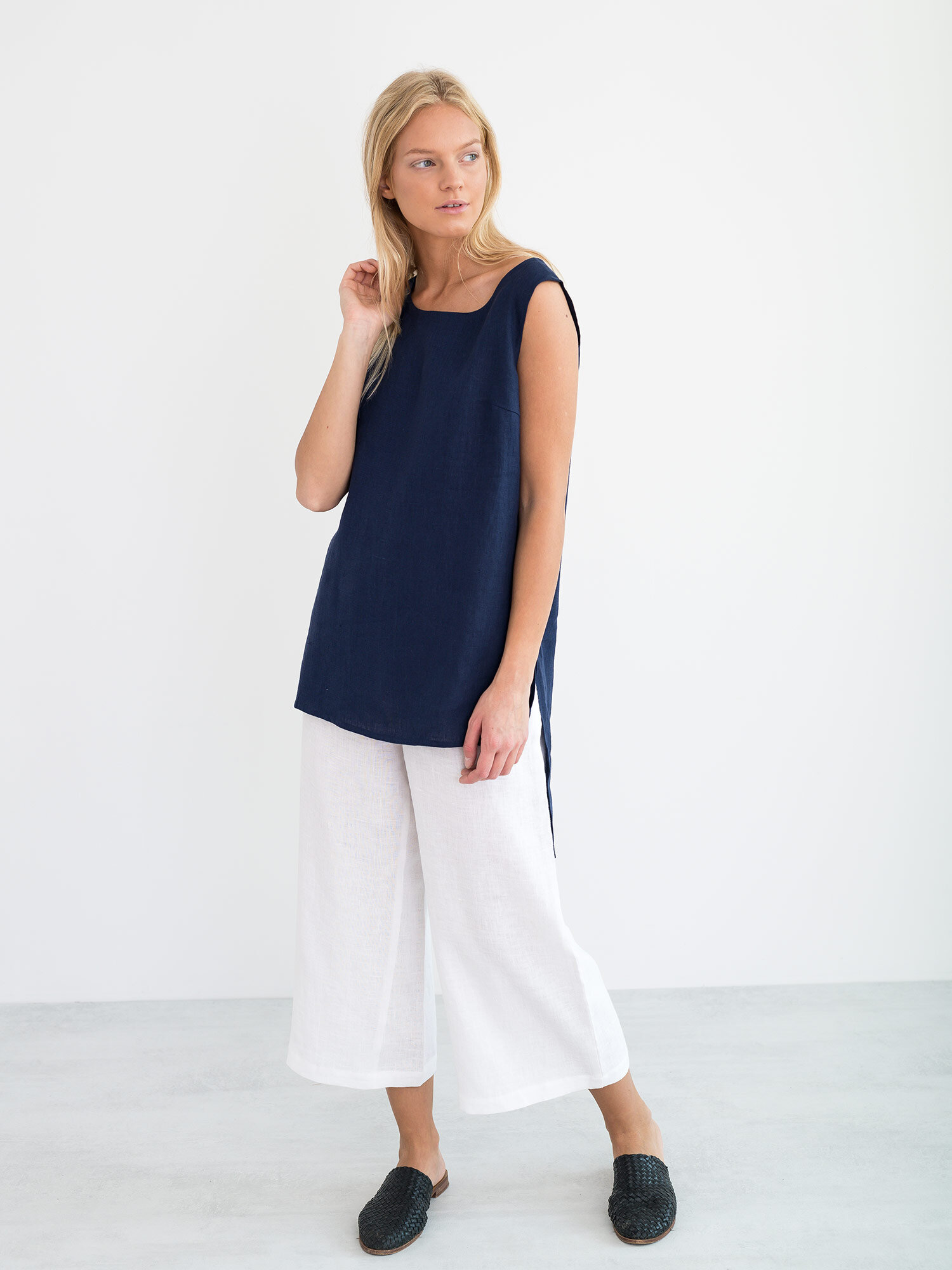 Bild 2 von HEATHER - Asymmetrisches Leinen-Tunika-Top in Navy blue, you can also choose other colors above von Love and Confuse
