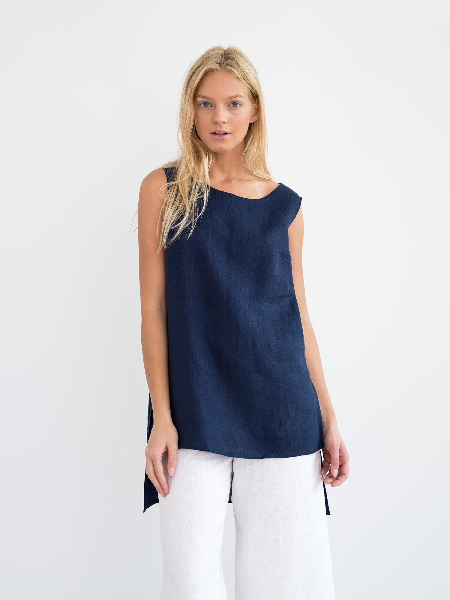 Bild 3 von HEATHER - Asymmetrisches Leinen-Tunika-Top in Navy blue, you can also choose other colors above von Love and Confuse