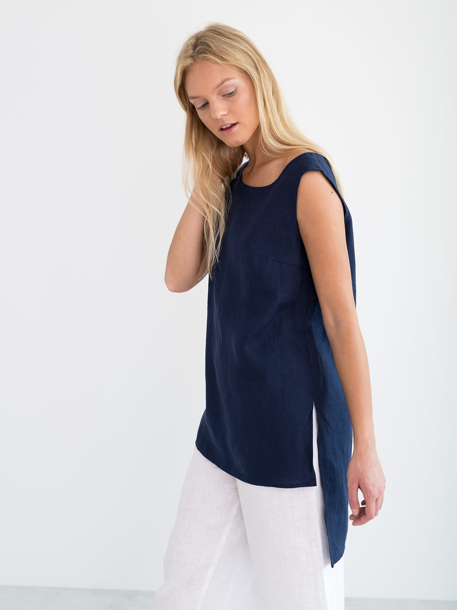 Bild 4 von HEATHER - Asymmetrisches Leinen-Tunika-Top in Navy blue, you can also choose other colors above von Love and Confuse