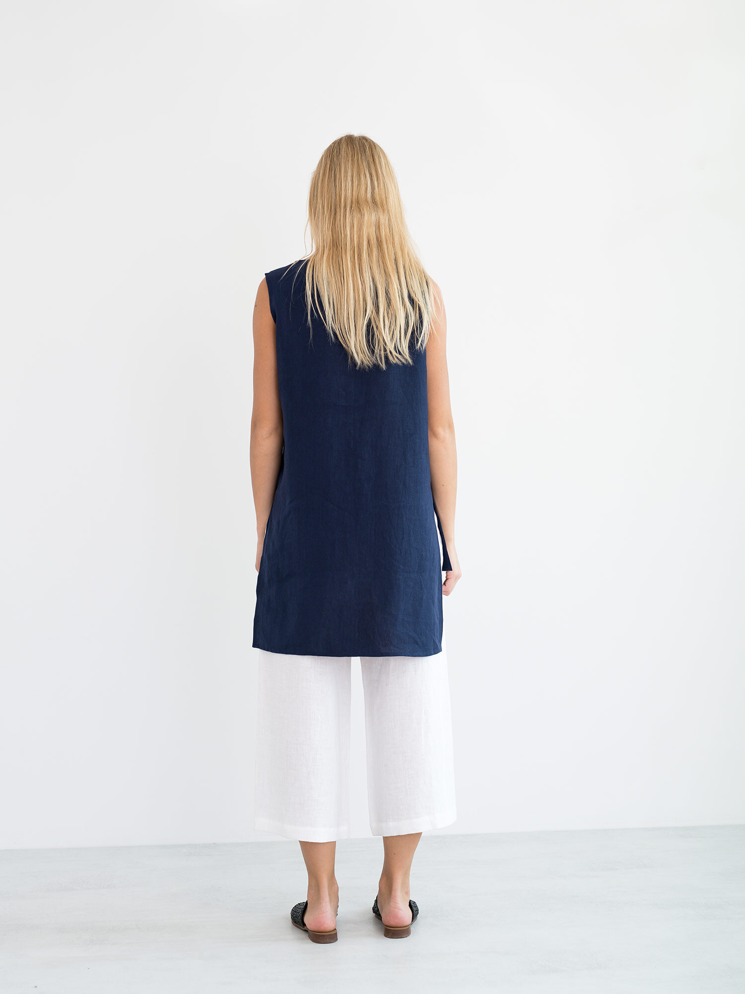 Bild 6 von HEATHER - Asymmetrisches Leinen-Tunika-Top in Navy blue, you can also choose other colors above von Love and Confuse