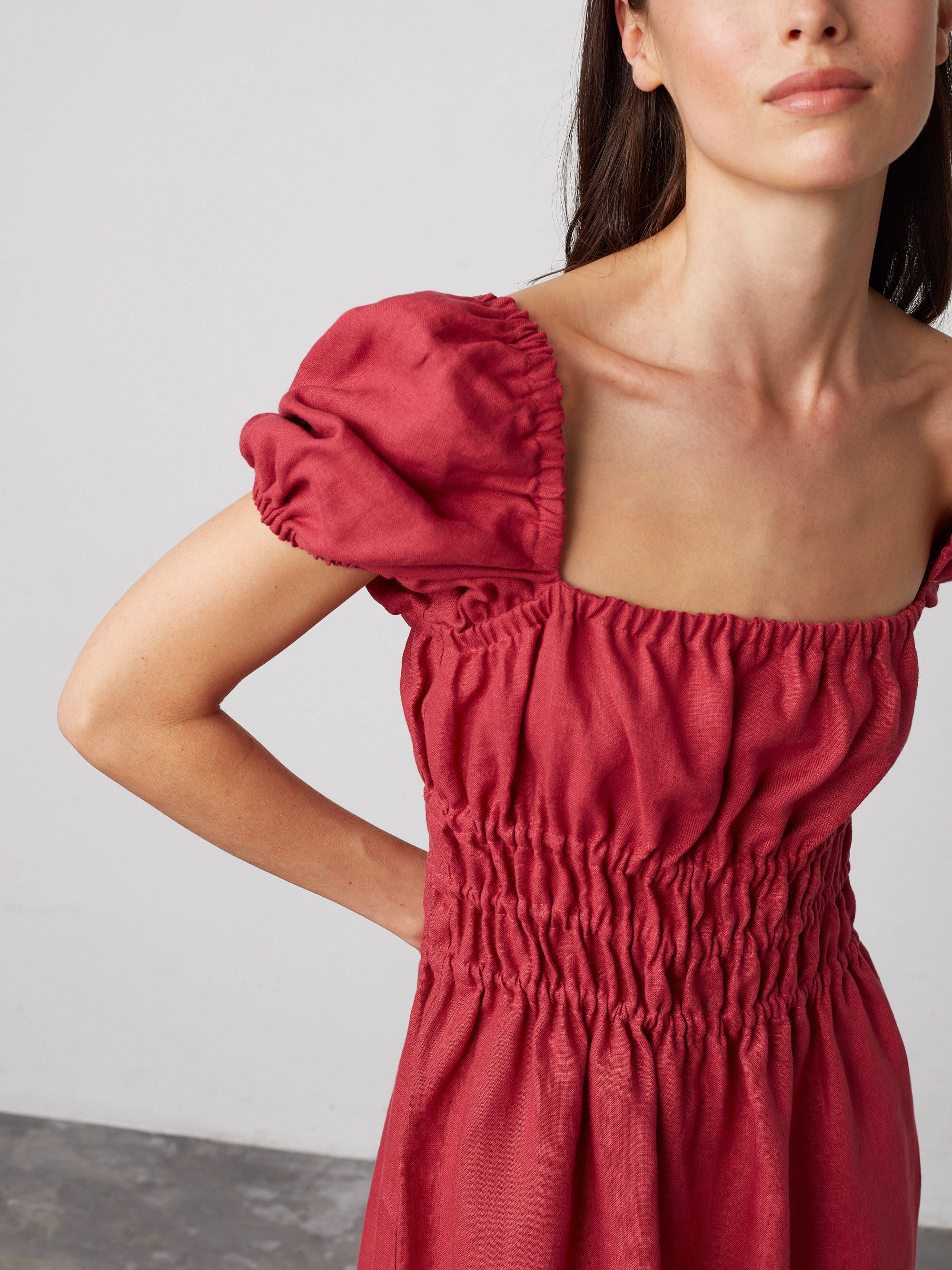 Bild 5 von HOLIDAY Leinenkleid mit Puffärmeln in von Love and Confuse