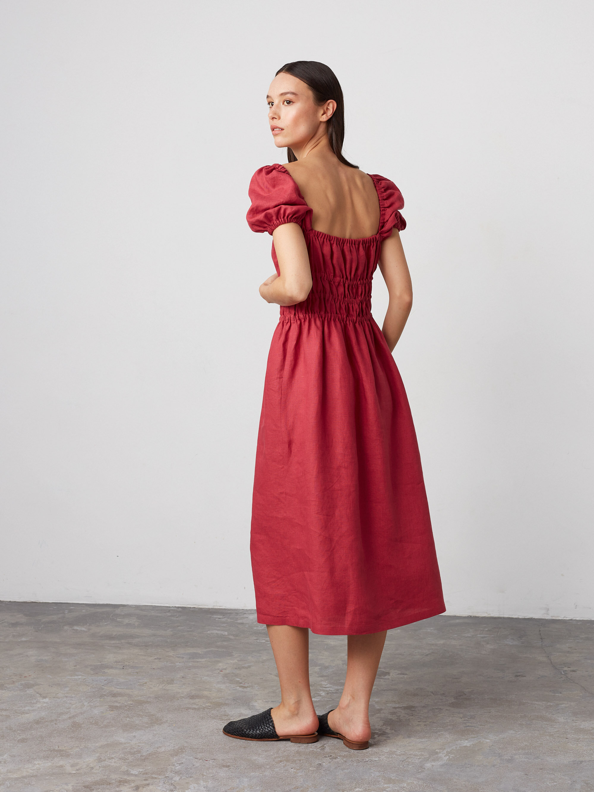 Bild 4 von HOLIDAY Leinenkleid mit Puffärmeln in von Love and Confuse