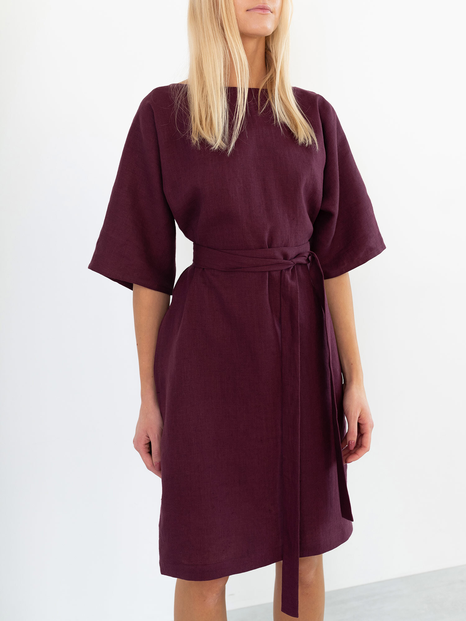 Close view of the ISABEL linen dress showing its boat neckline and self-tie belt