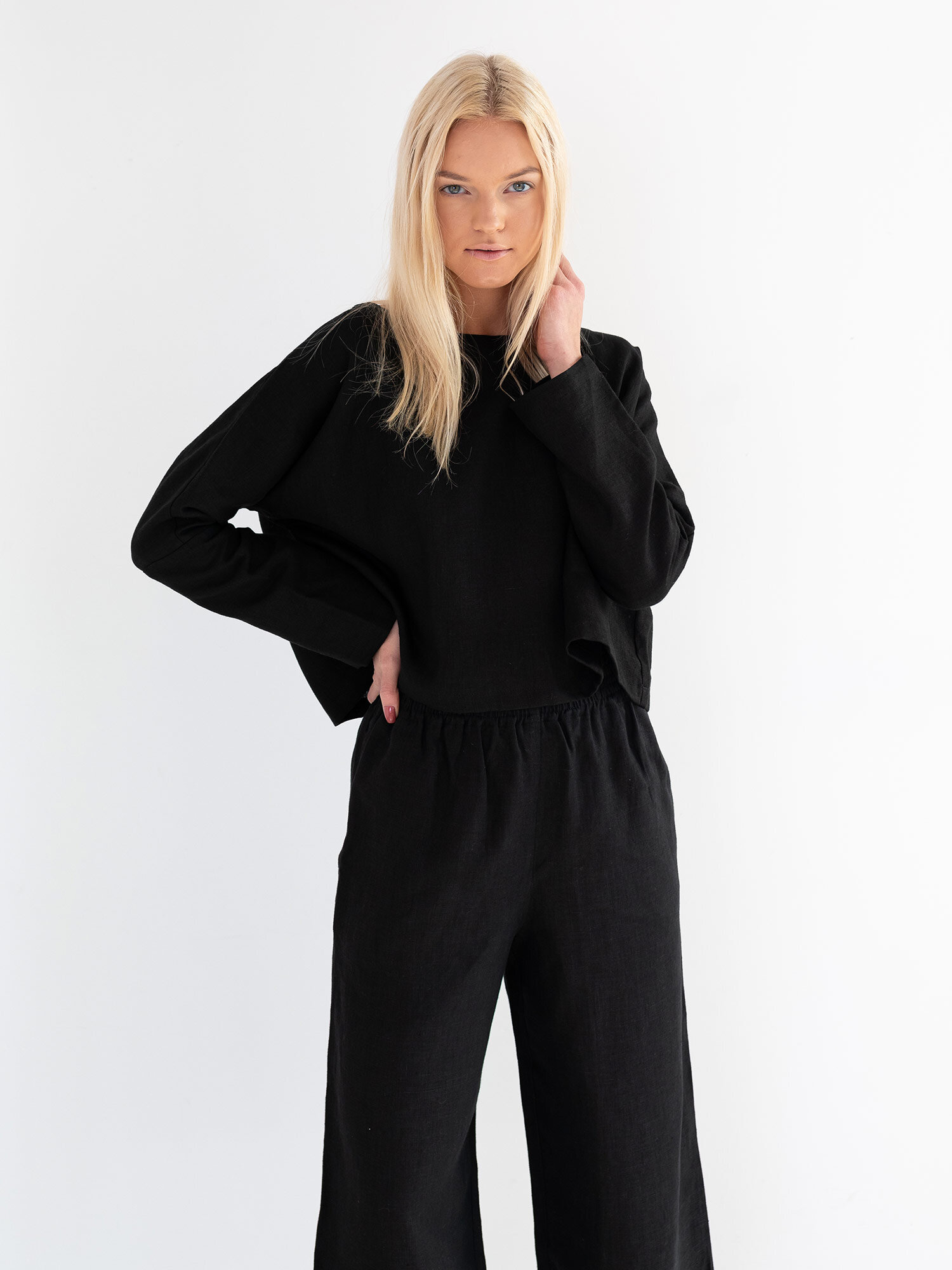 Bild 2 von IVY - Locker Geschnittenes, Kurzes Leinentop in Black, you can also choose other colors above von Love and Confuse