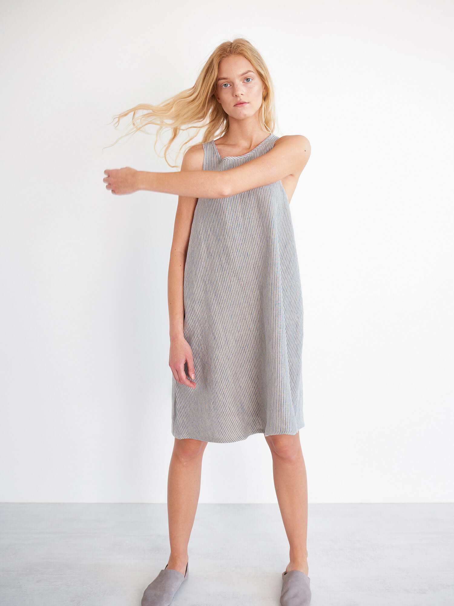 Bild 3 von LILY - ärmelloses Leinenkleid in von Love and Confuse