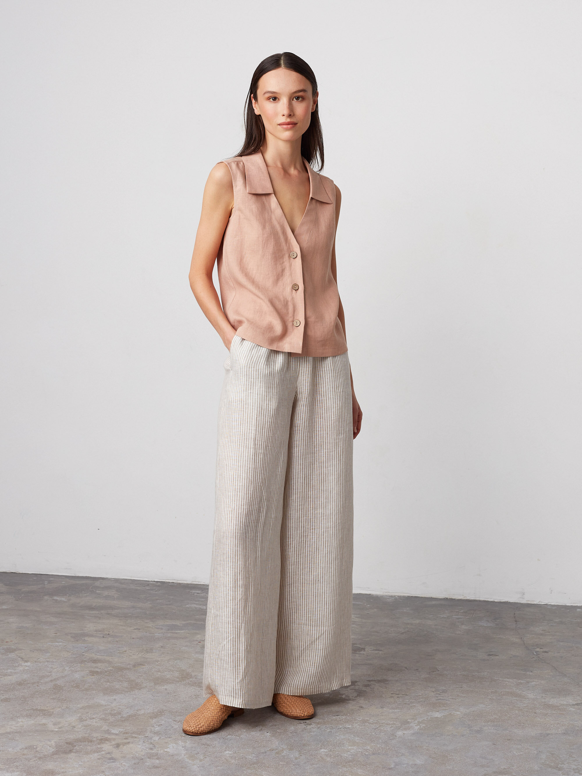Bild 2 von LUCY Leinenweste mit Kragen in Camel, you can also choose other colors above von Love and Confuse