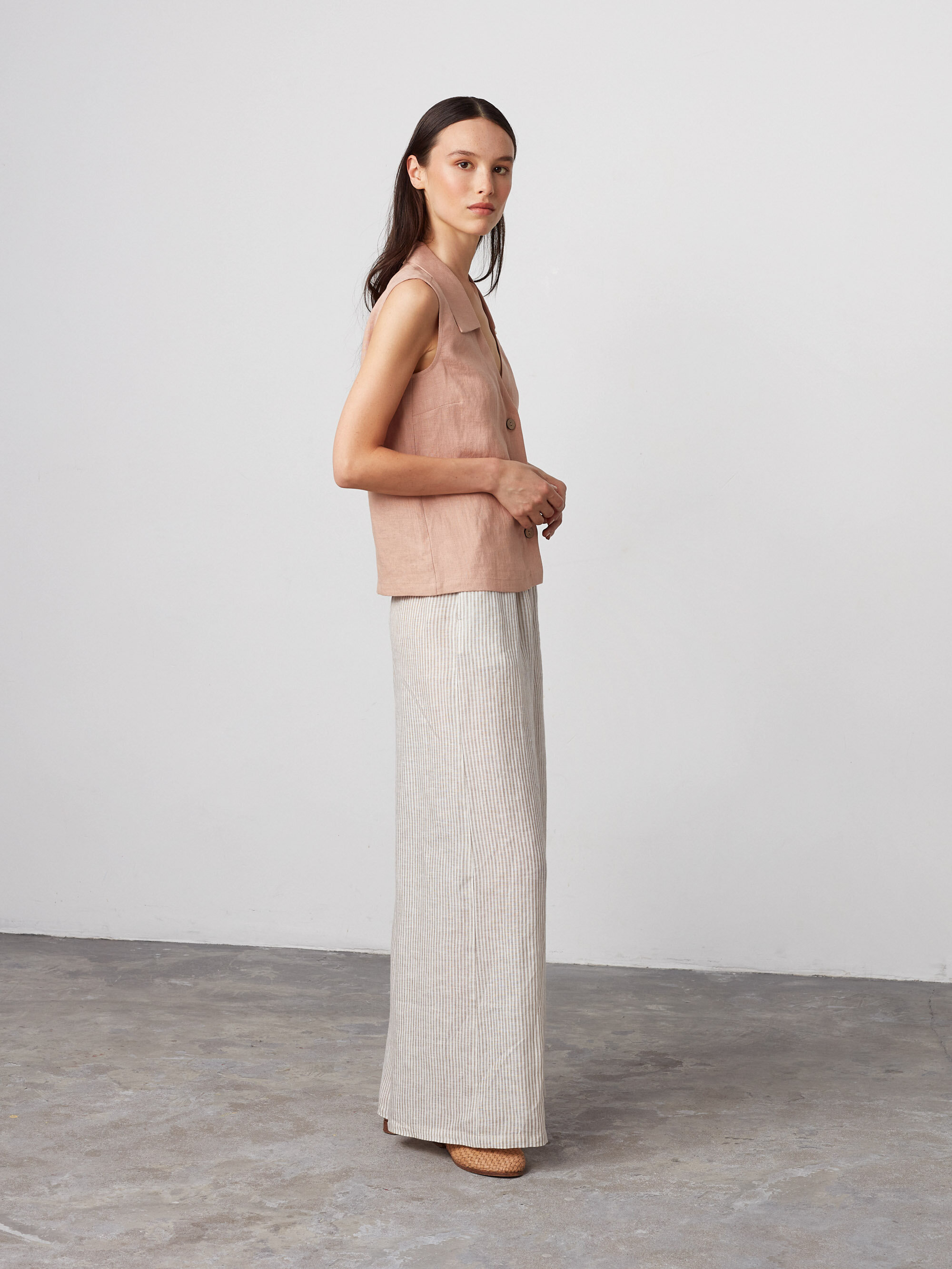 Bild 5 von LUCY Leinenweste mit Kragen in Camel, you can also choose other colors above von Love and Confuse