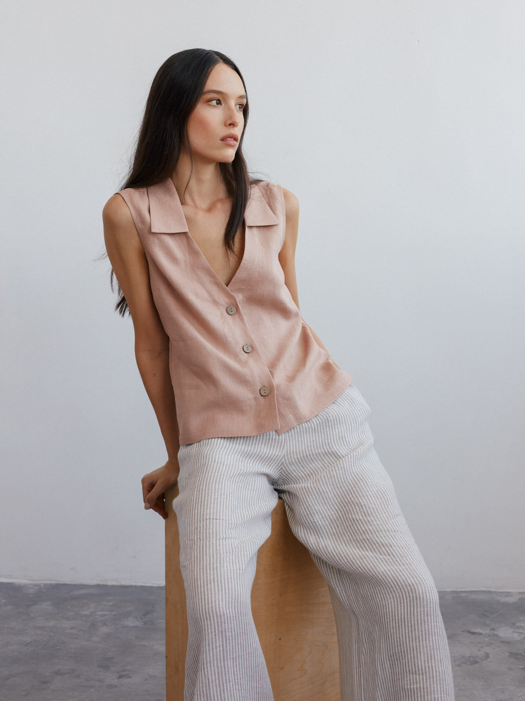 Bild 4 von LUCY Leinenweste mit Kragen in Camel, you can also choose other colors above von Love and Confuse
