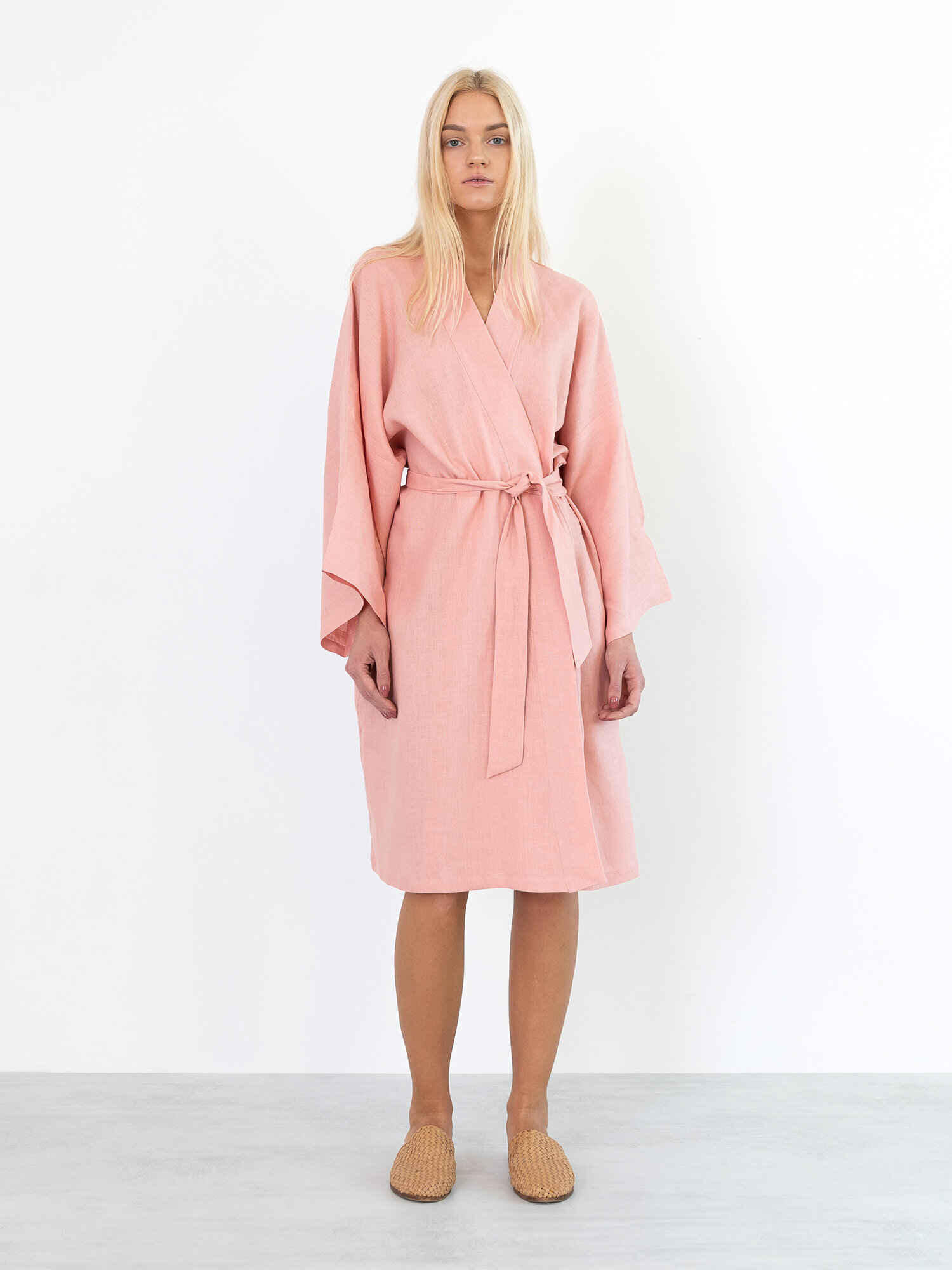 Bild 1 von LUNA Leinen Wickelkleid in Pink spanish, you can also choose other colors above von Love and Confuse