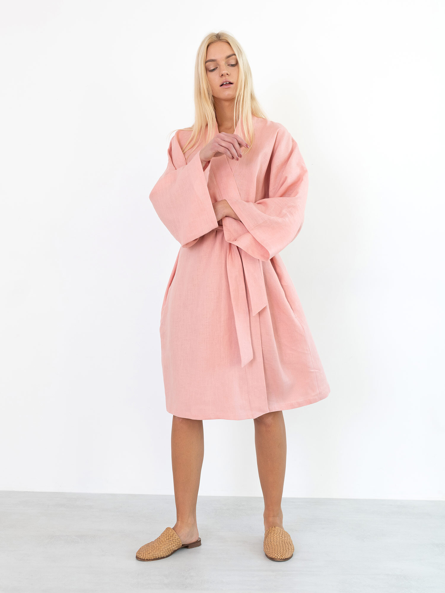 Bild 2 von LUNA Leinen Wickelkleid in Pink spanish, you can also choose other colors above von Love and Confuse