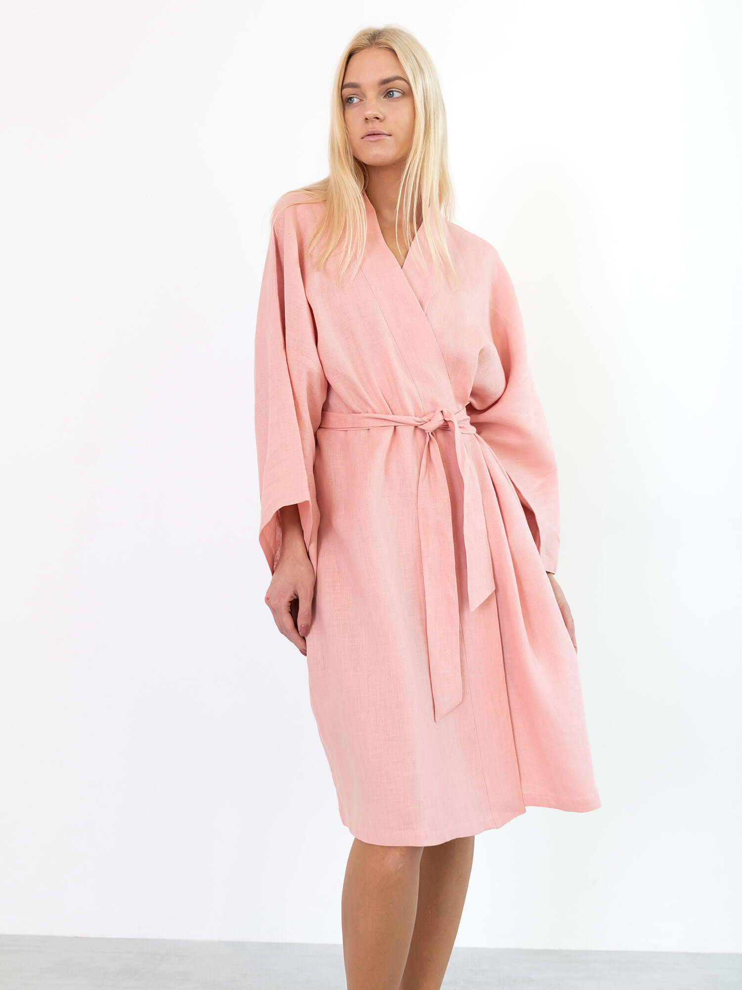 Bild 4 von LUNA Leinen Wickelkleid in Pink spanish, you can also choose other colors above von Love and Confuse