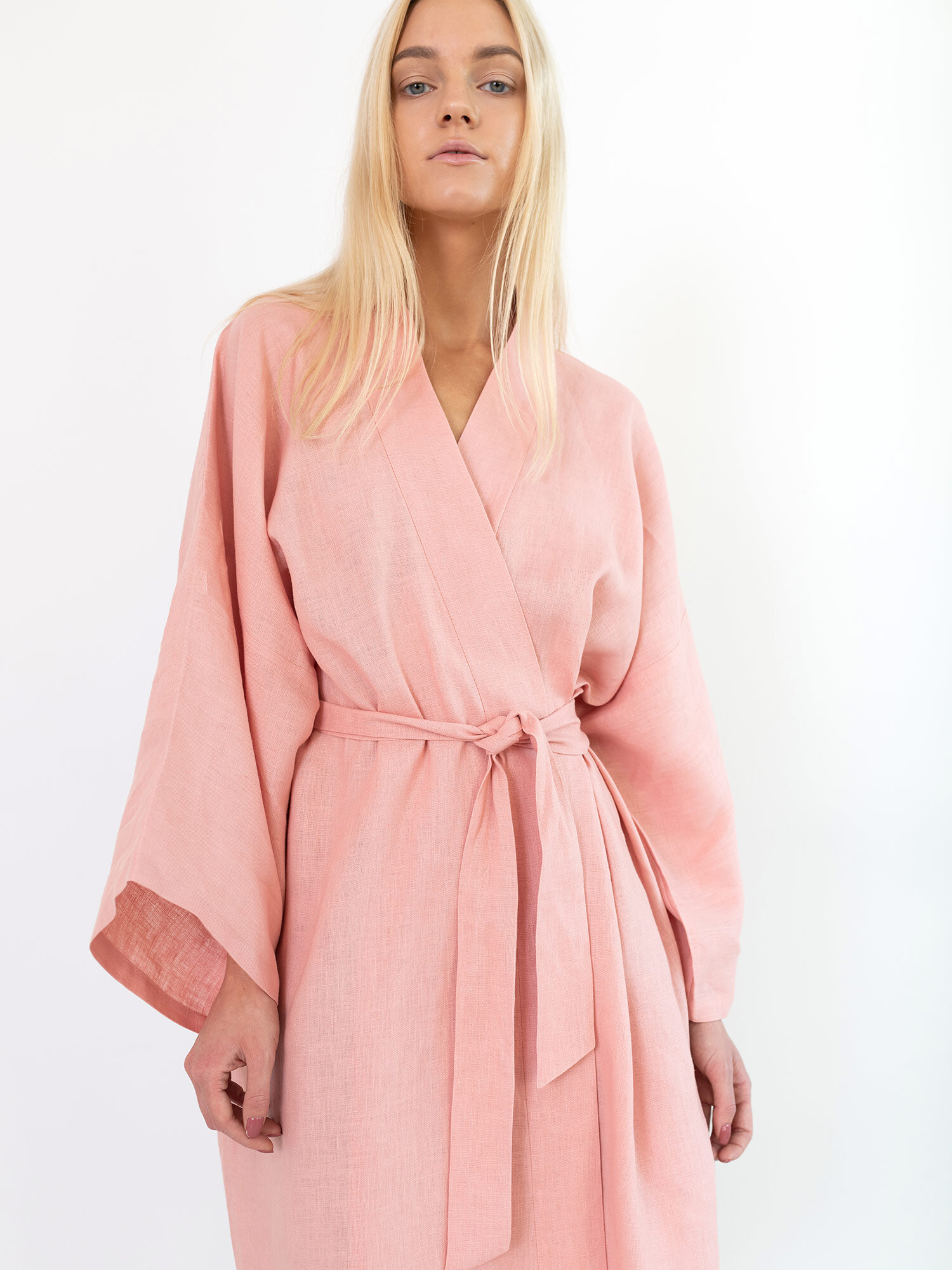 Bild 5 von LUNA Leinen Wickelkleid in Pink spanish, you can also choose other colors above von Love and Confuse
