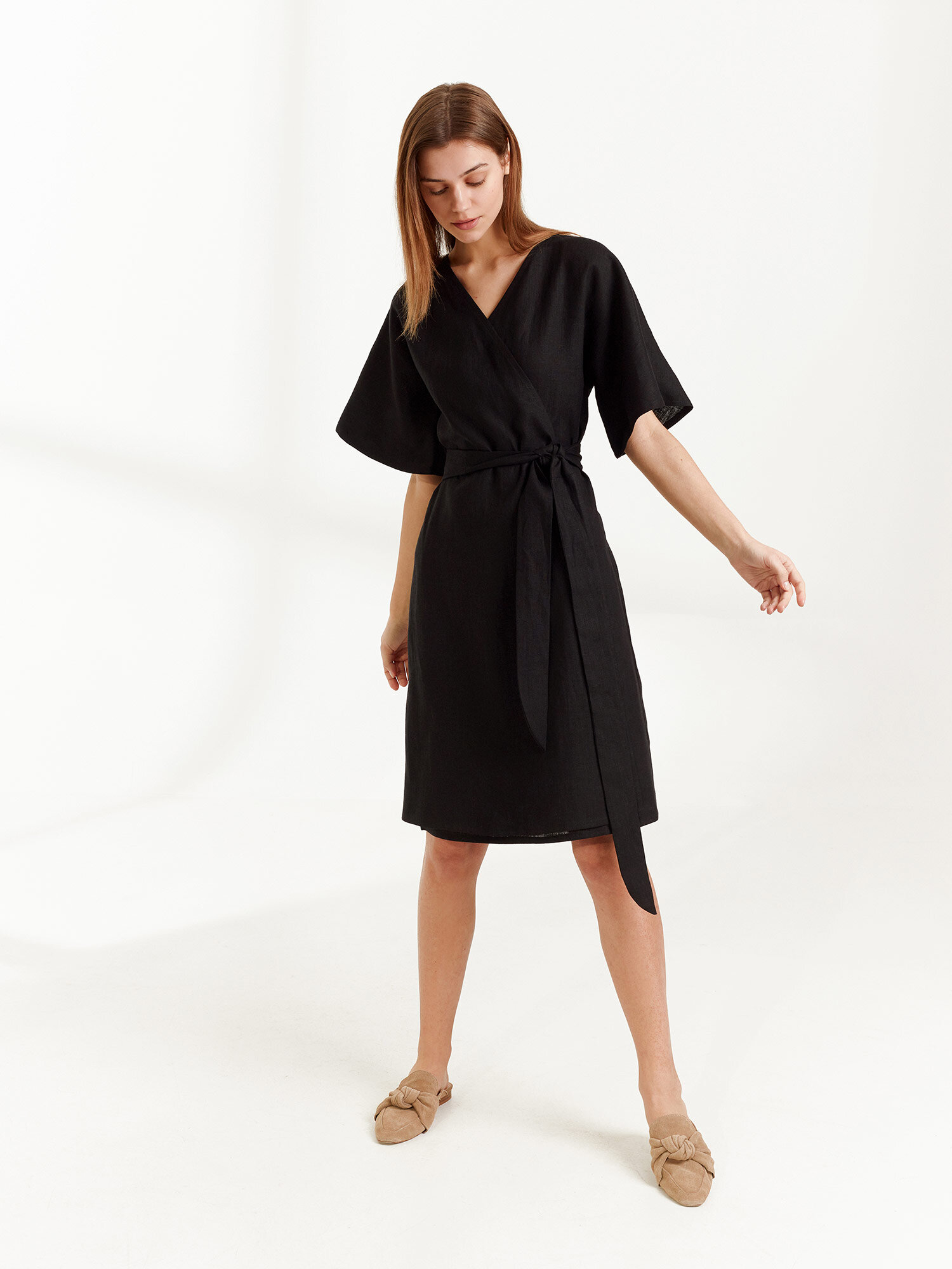 Bild 1 von MARY Leinen Wickelkleid in Black, you can also choose other colors above von Love and Confuse