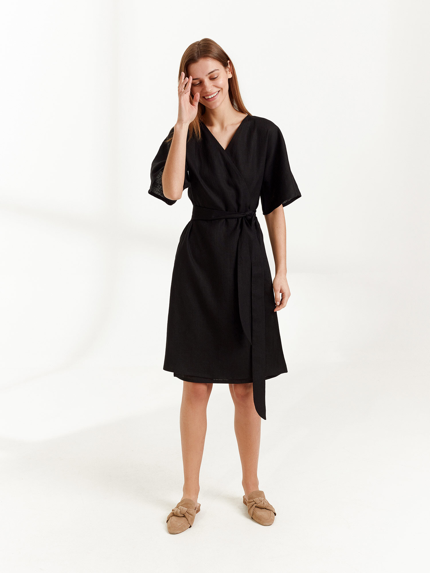 Bild 3 von MARY Leinen Wickelkleid in Black, you can also choose other colors above von Love and Confuse