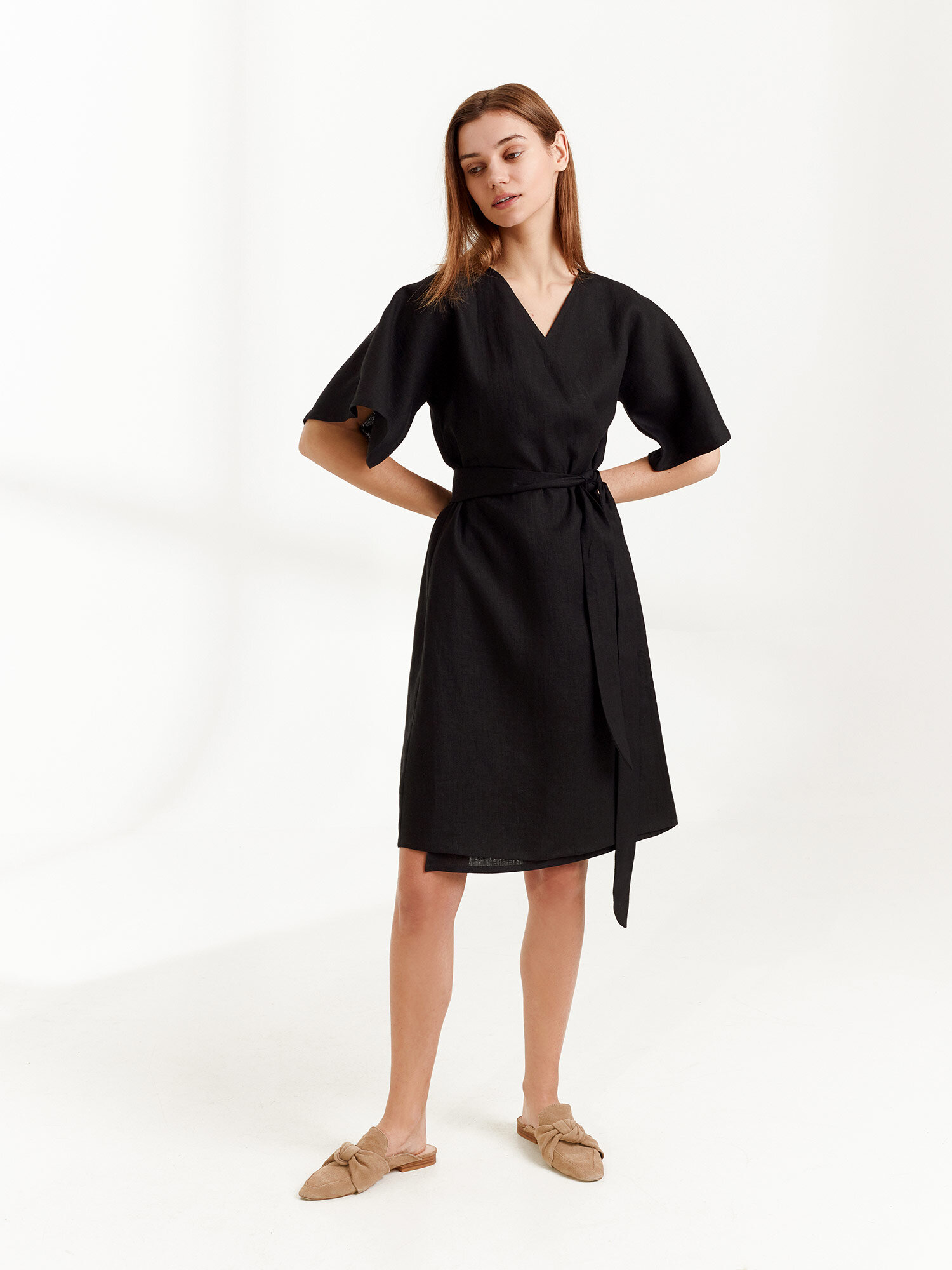 Bild 4 von MARY Leinen Wickelkleid in Black, you can also choose other colors above von Love and Confuse