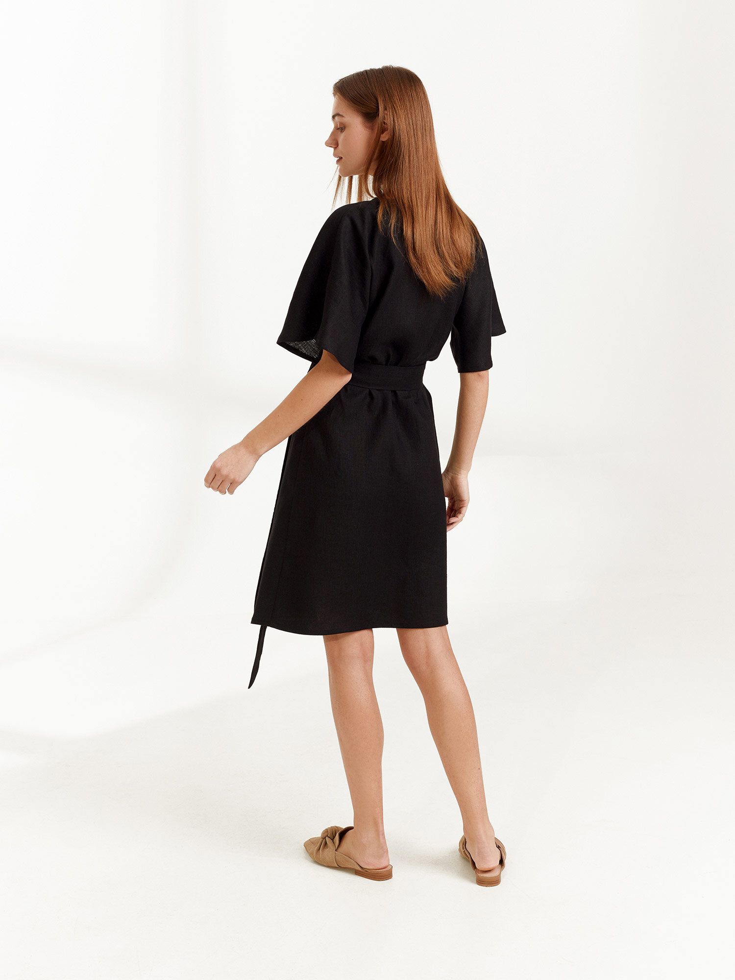 Bild 5 von MARY Leinen Wickelkleid in Black, you can also choose other colors above von Love and Confuse