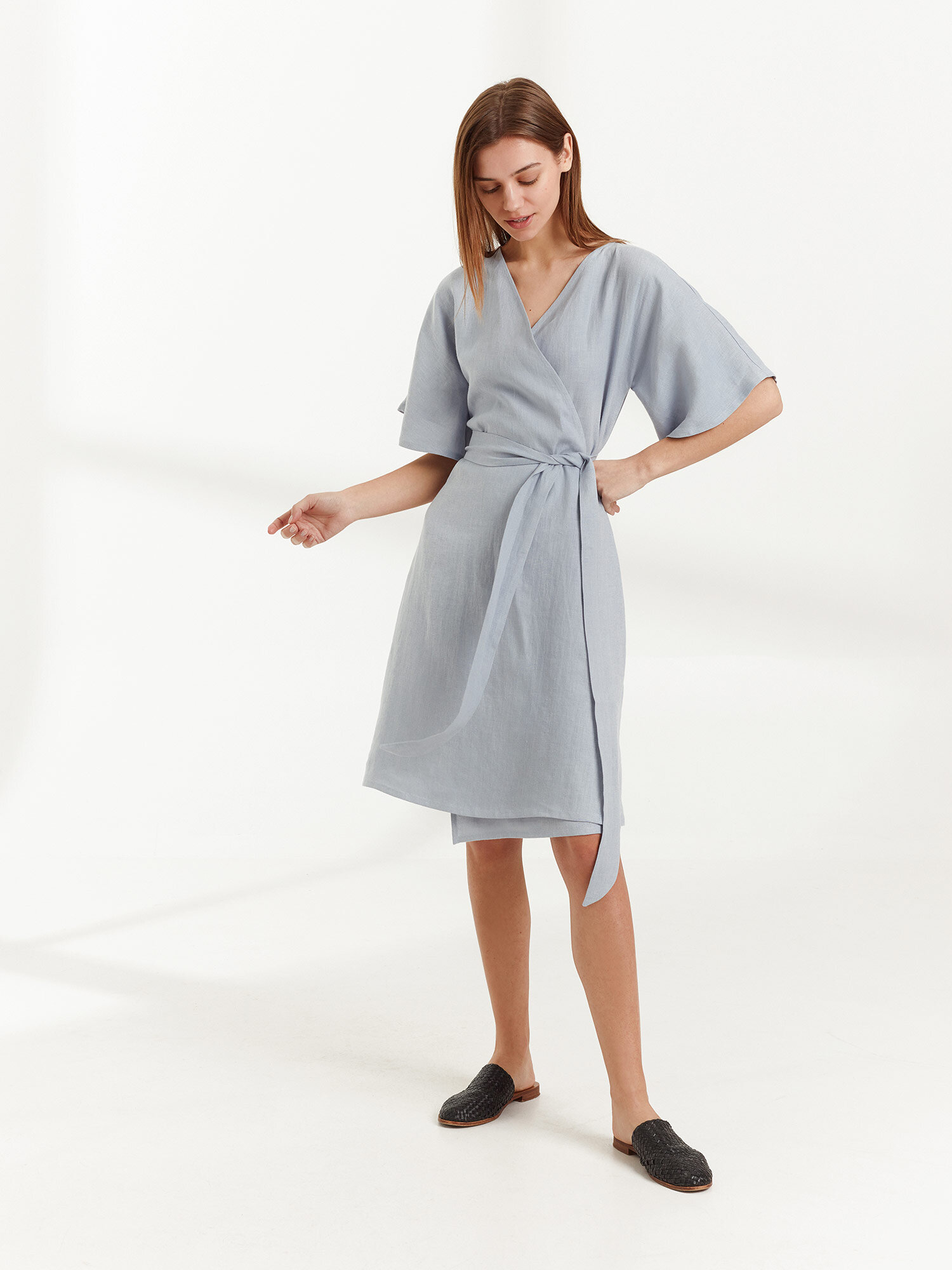 Bild 3 von MARY Leinen Wickelkleid in Bluestone, you can also choose other colors above von Love and Confuse