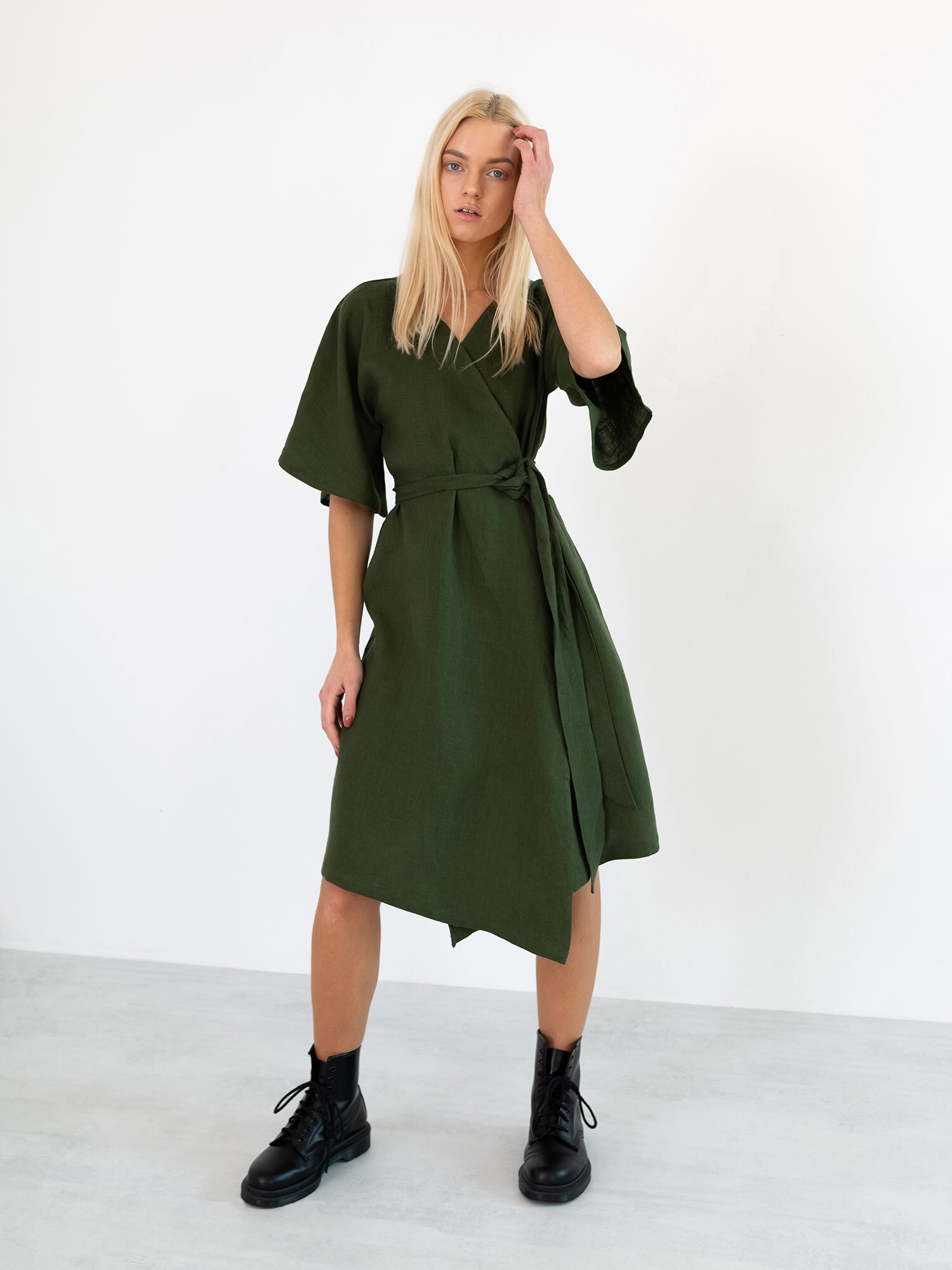 Bild 2 von MARY Leinen Wickelkleid in Forest green, you can also choose other colors above von Love and Confuse
