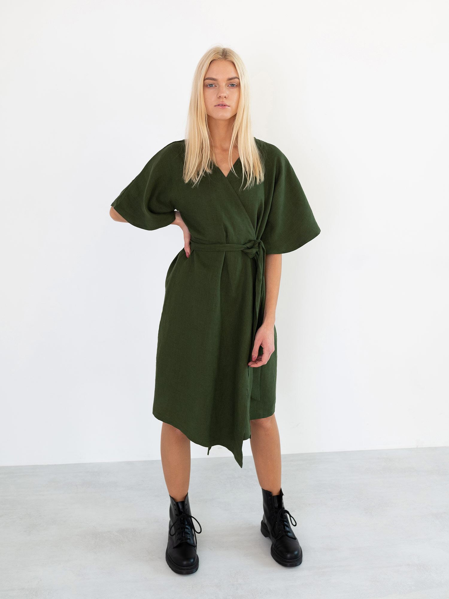 Bild 3 von MARY Leinen Wickelkleid in Forest green, you can also choose other colors above von Love and Confuse