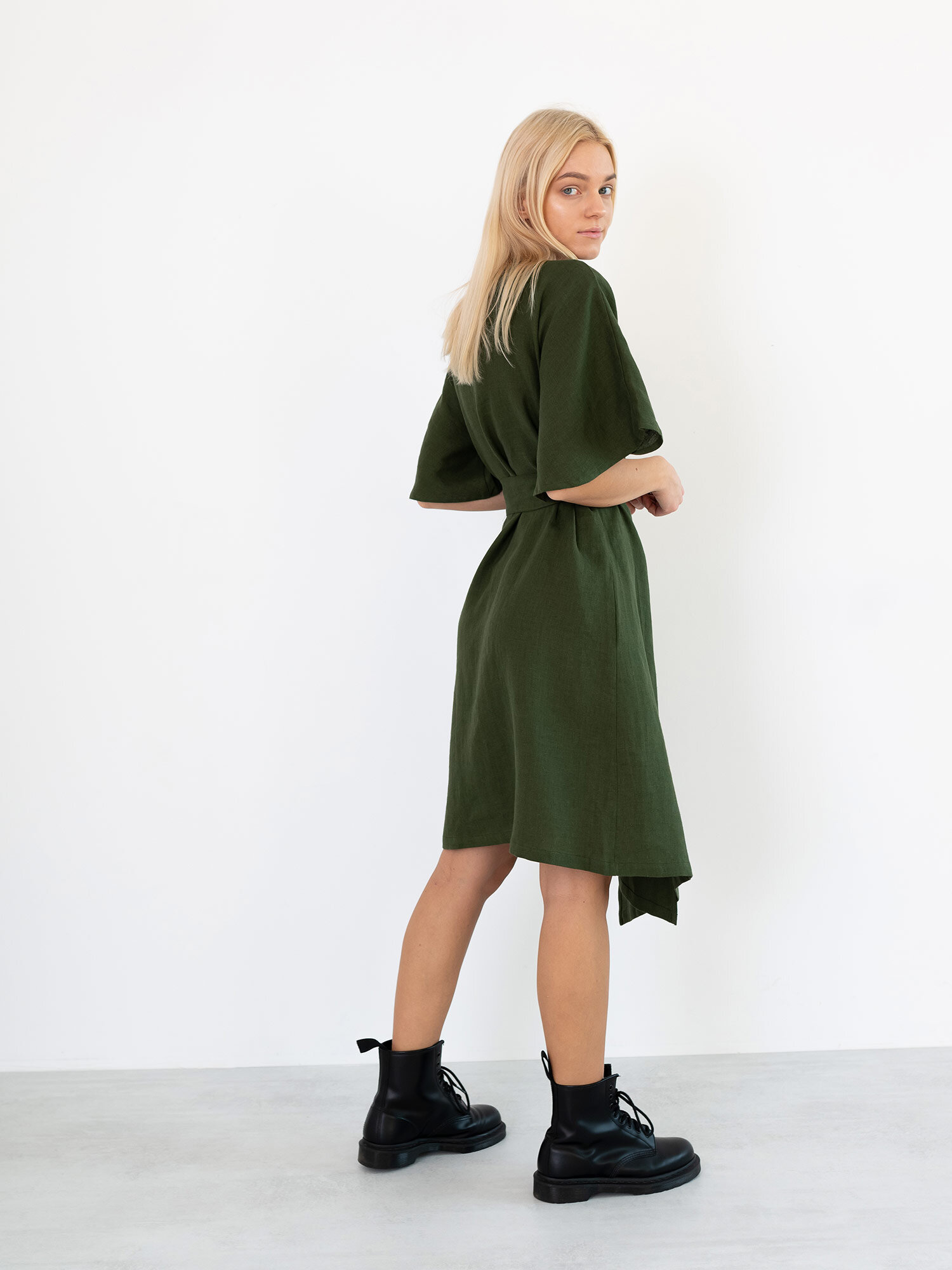 Bild 4 von MARY Leinen Wickelkleid in Forest green, you can also choose other colors above von Love and Confuse