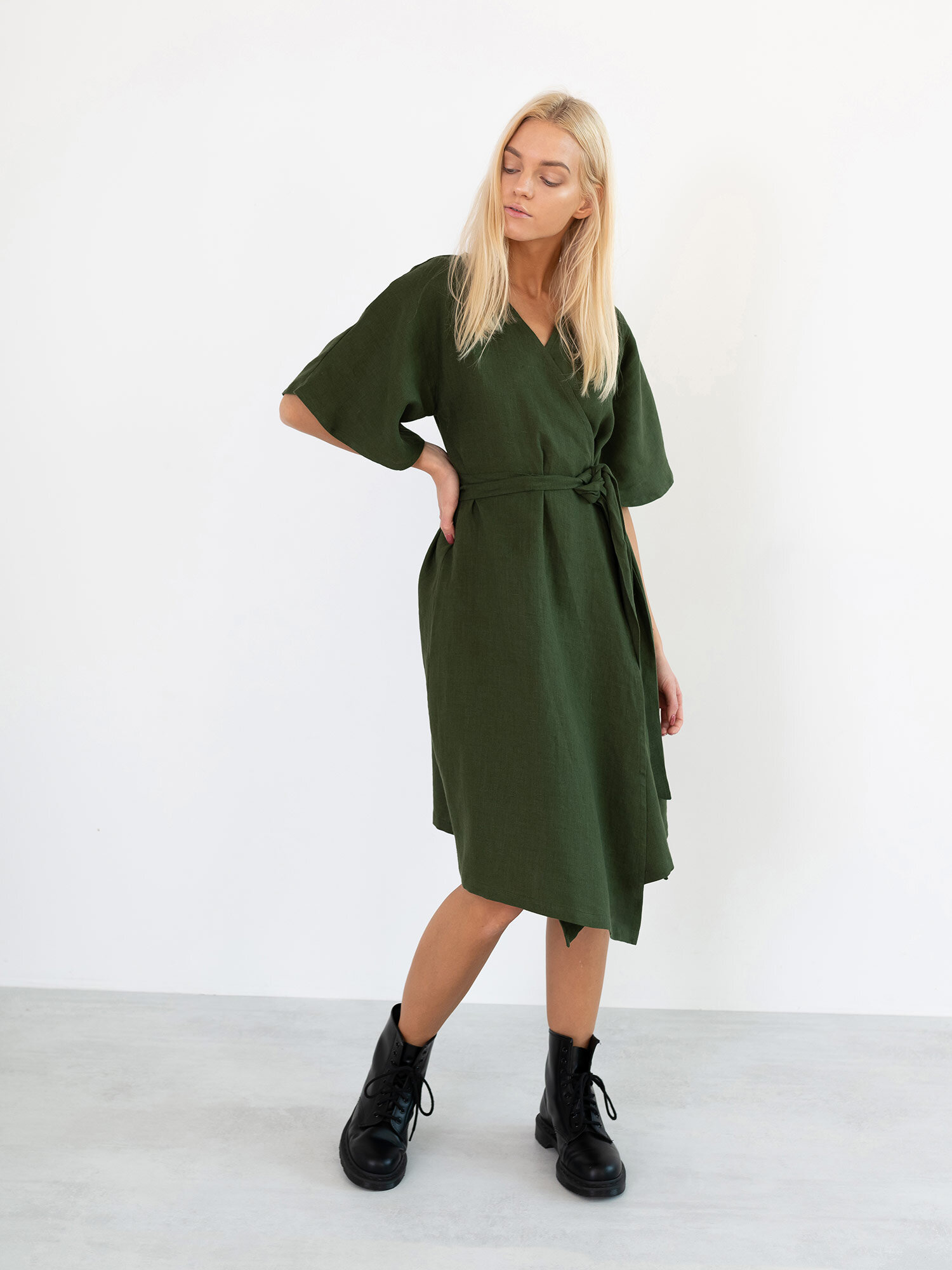 Bild 5 von MARY Leinen Wickelkleid in Forest green, you can also choose other colors above von Love and Confuse