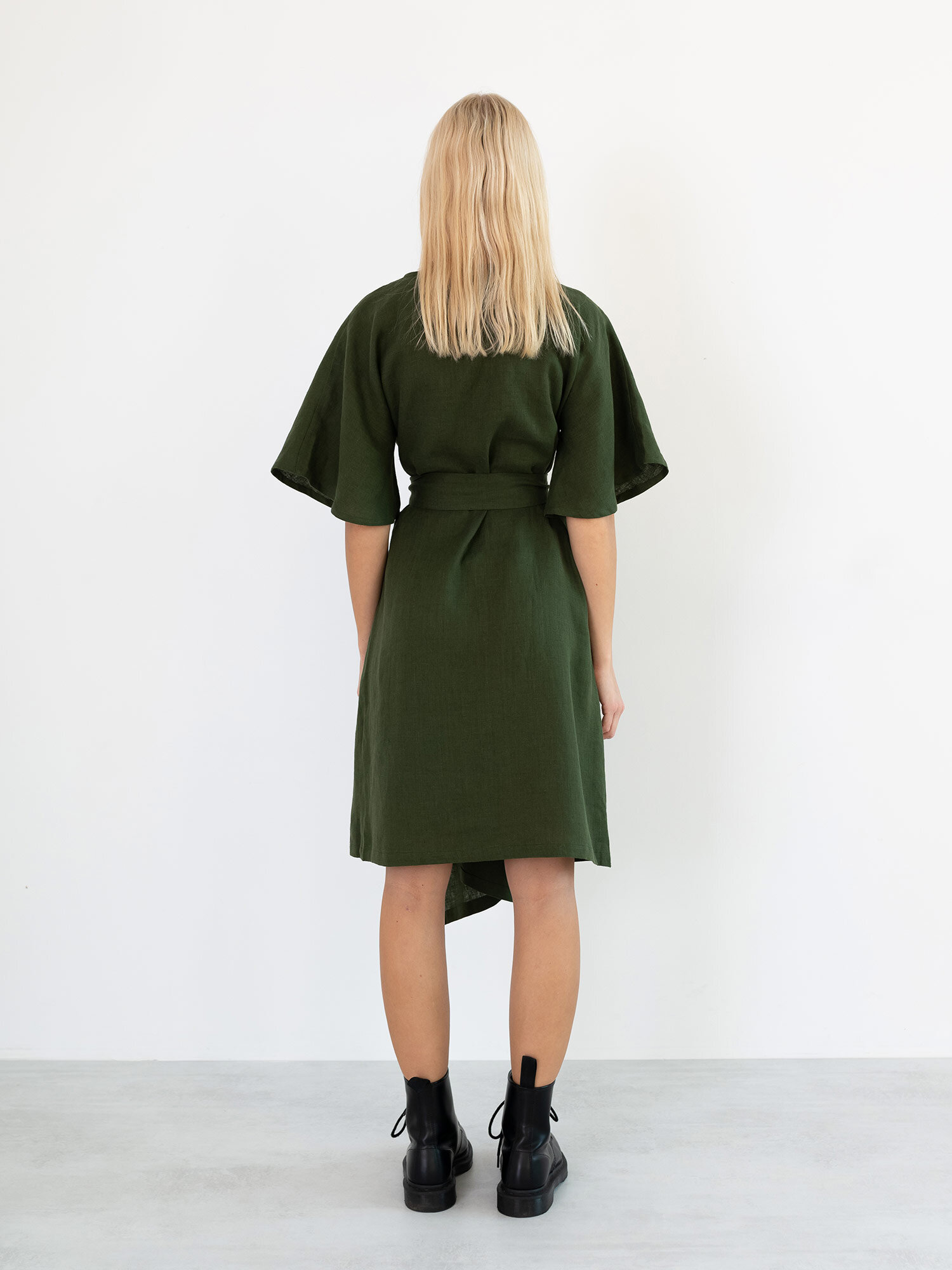 Bild 6 von MARY Leinen Wickelkleid in Forest green, you can also choose other colors above von Love and Confuse