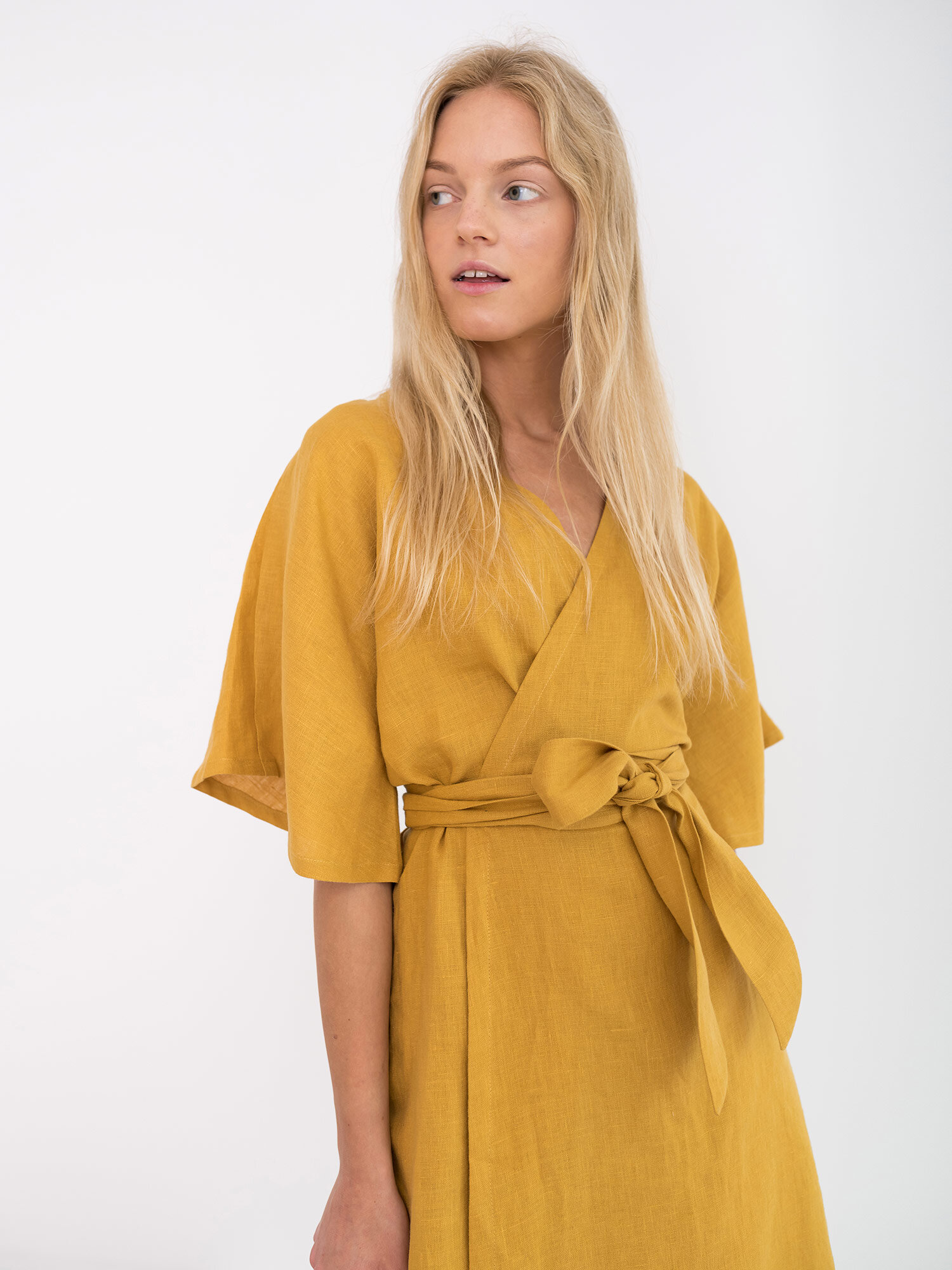 Bild 1 von MARY Leinen Wickelkleid in Mustard, you can also choose other colors above von Love and Confuse