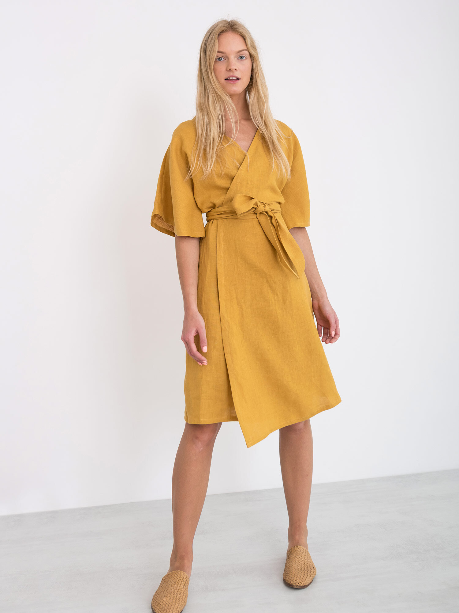 Bild 2 von MARY Leinen Wickelkleid in Mustard, you can also choose other colors above von Love and Confuse