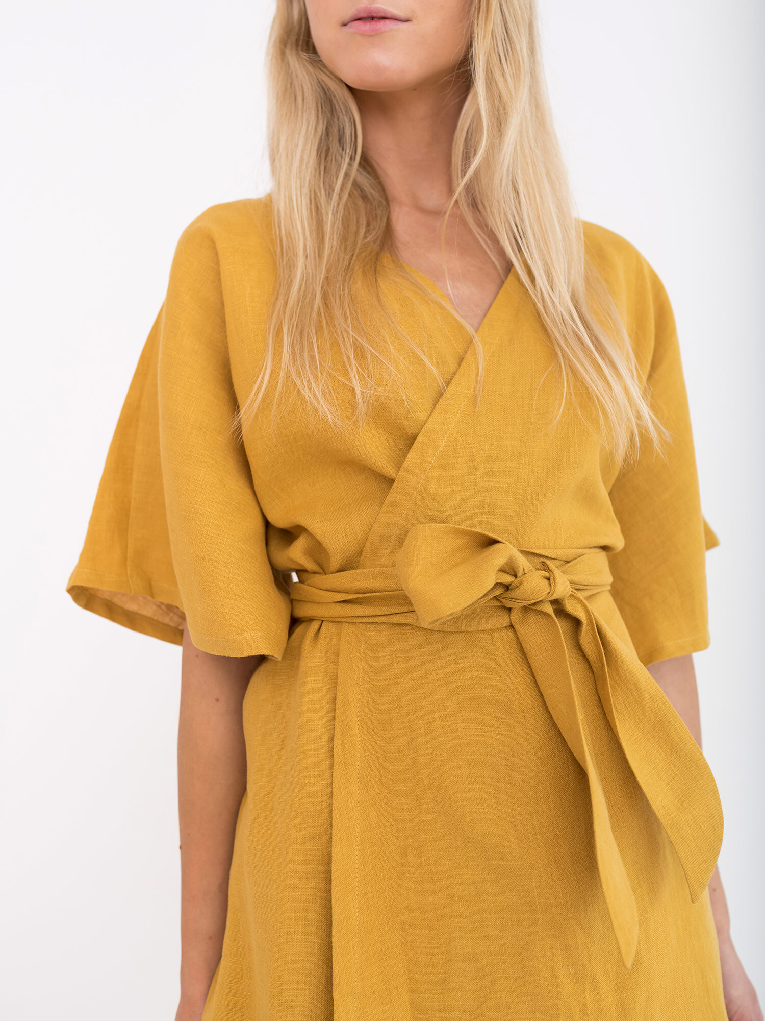 Bild 3 von MARY Leinen Wickelkleid in Mustard, you can also choose other colors above von Love and Confuse