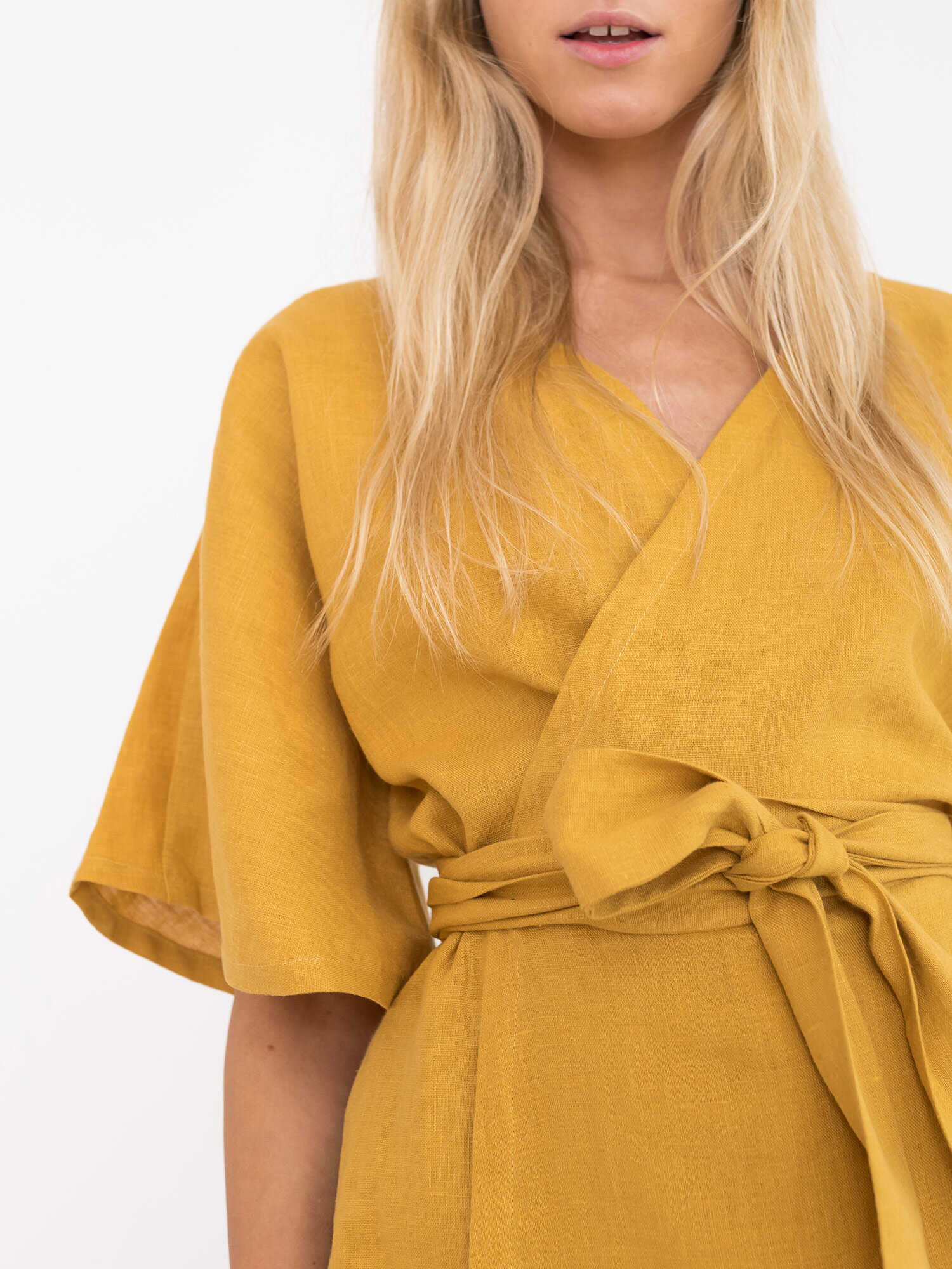 Bild 4 von MARY Leinen Wickelkleid in Mustard, you can also choose other colors above von Love and Confuse
