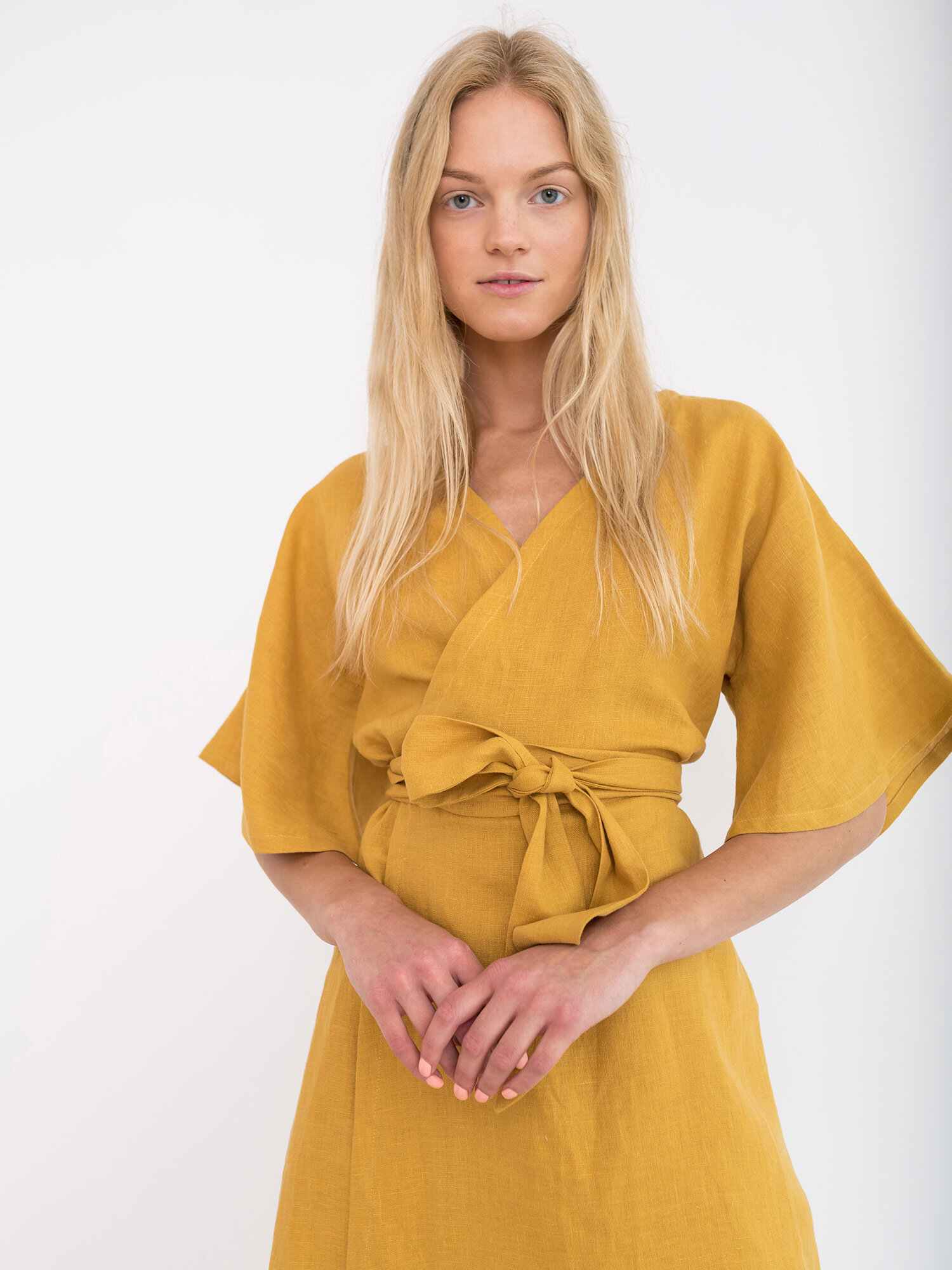 Bild 5 von MARY Leinen Wickelkleid in Mustard, you can also choose other colors above von Love and Confuse