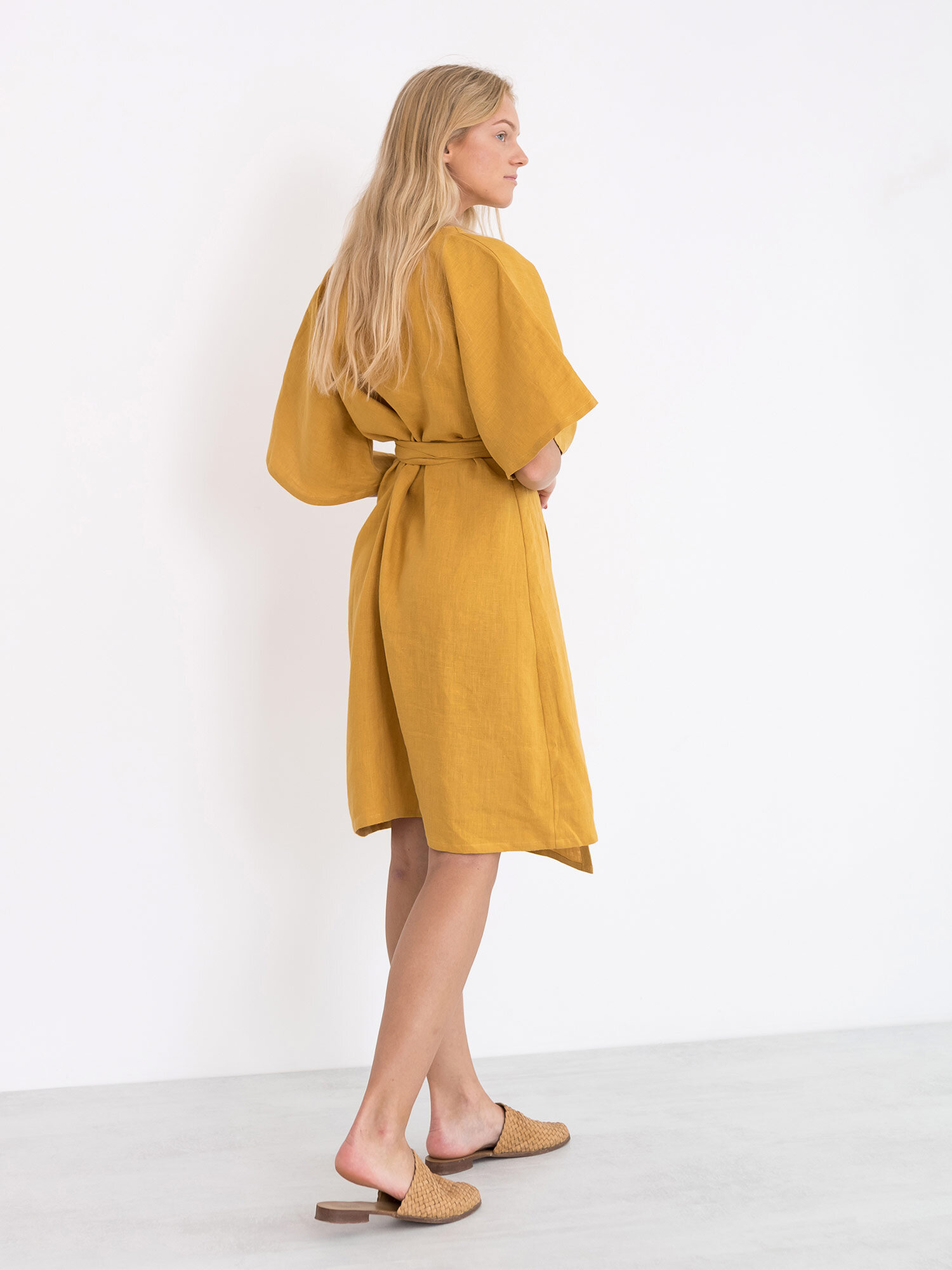 Bild 6 von MARY Leinen Wickelkleid in Mustard, you can also choose other colors above von Love and Confuse