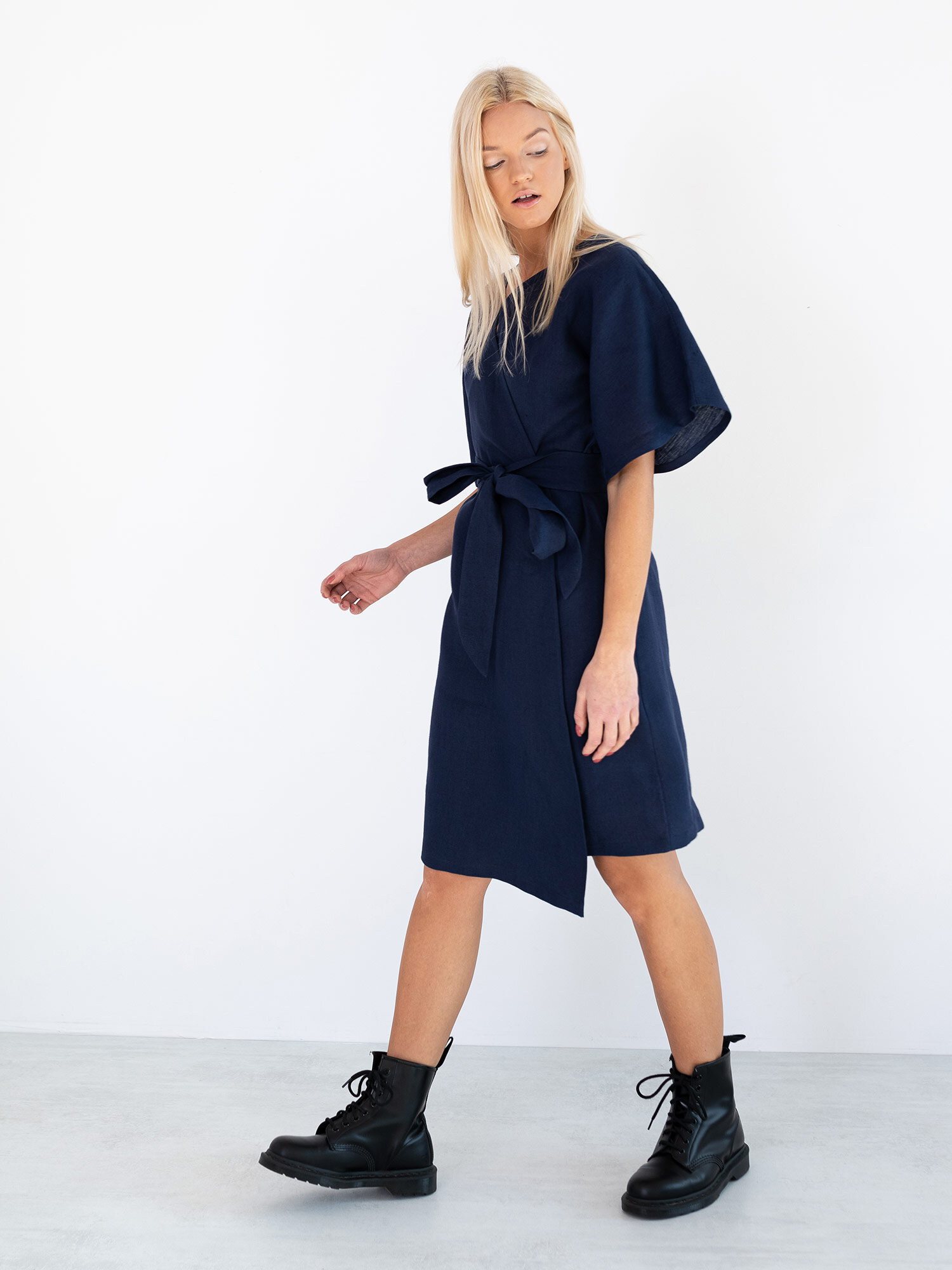 Bild 1 von MARY Leinen Wickelkleid in Navy blue, you can also choose other colors above von Love and Confuse