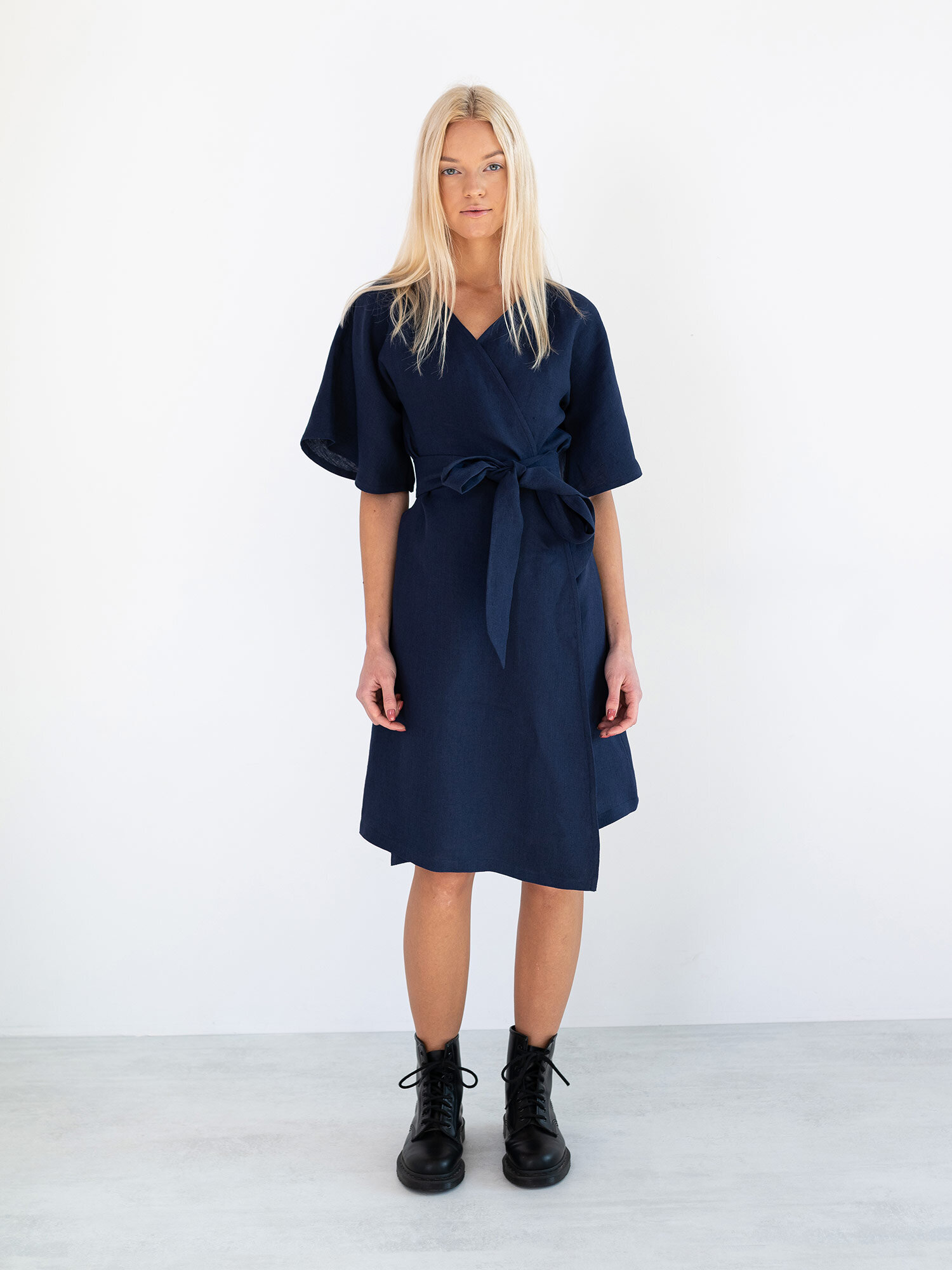 Bild 2 von MARY Leinen Wickelkleid in Navy blue, you can also choose other colors above von Love and Confuse