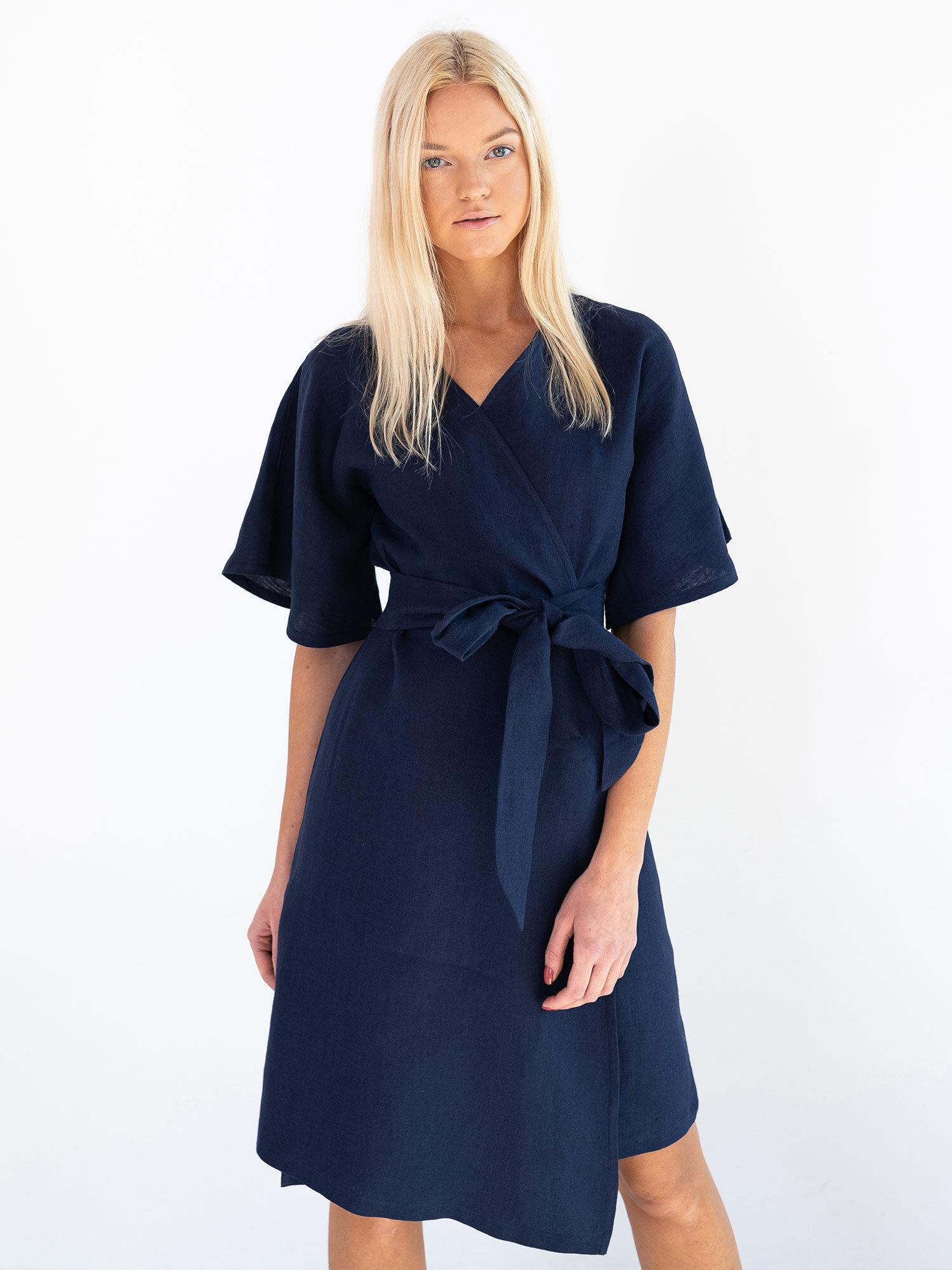 Bild 3 von MARY Leinen Wickelkleid in Navy blue, you can also choose other colors above von Love and Confuse