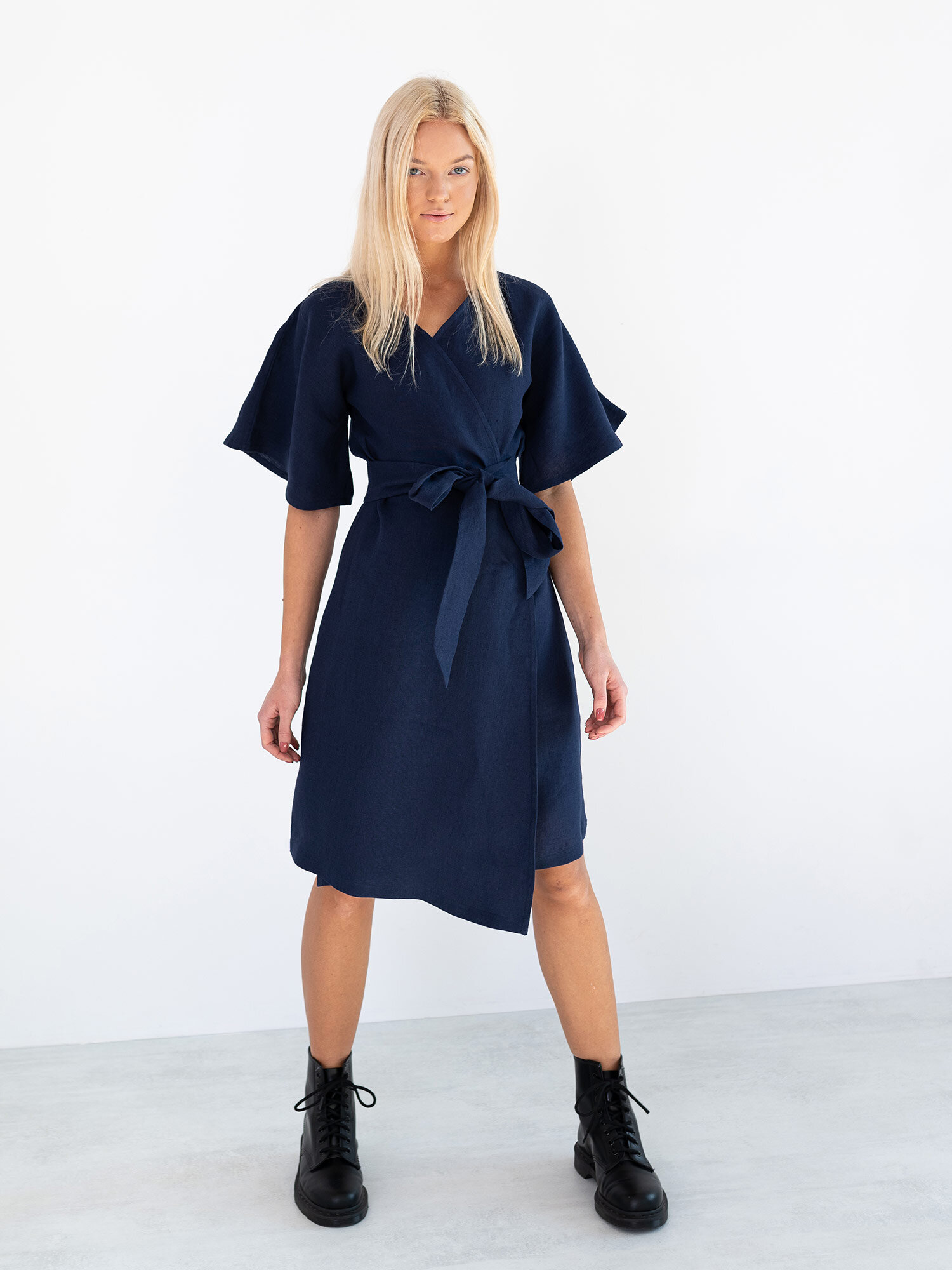 Bild 4 von MARY Leinen Wickelkleid in Navy blue, you can also choose other colors above von Love and Confuse