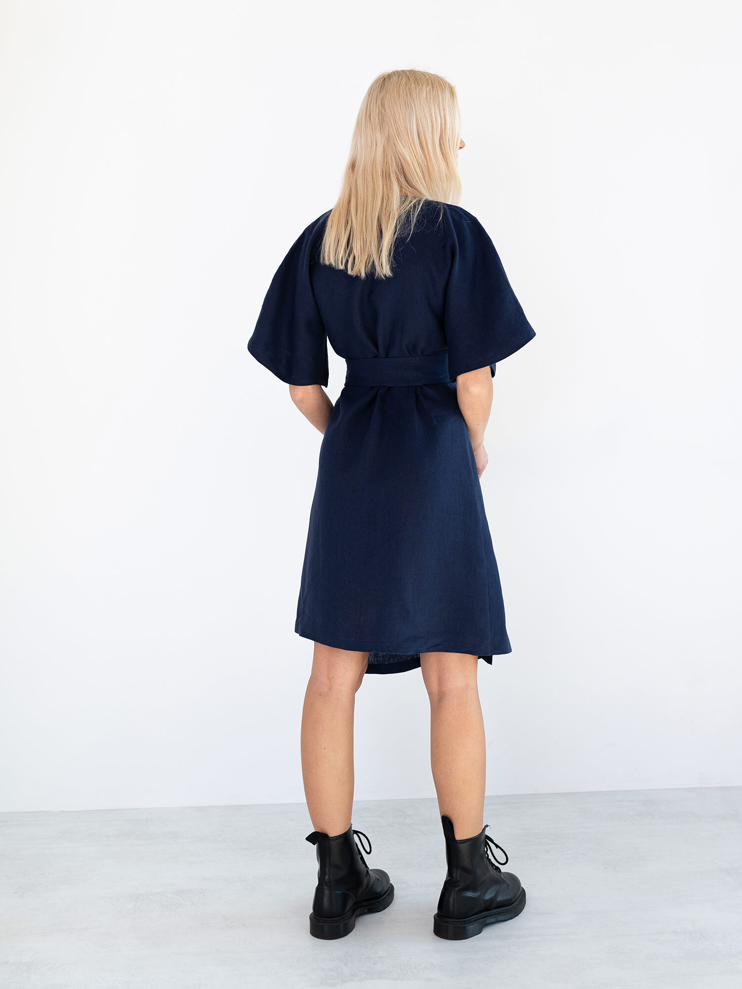 Bild 5 von MARY Leinen Wickelkleid in Navy blue, you can also choose other colors above von Love and Confuse