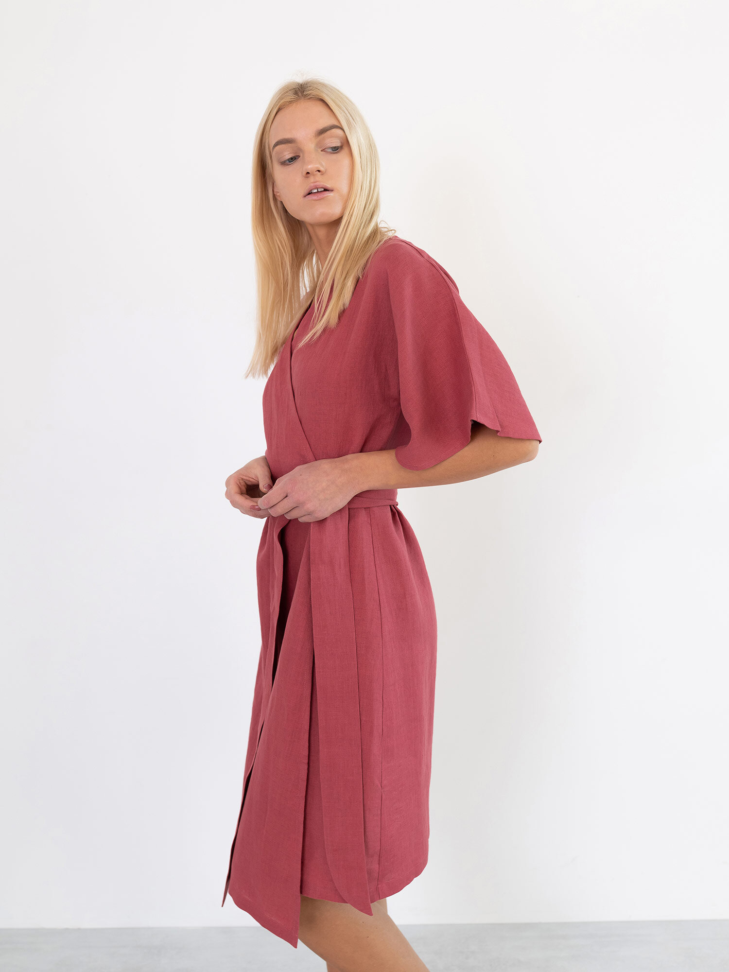 Bild 4 von MARY Leinen Wickelkleid in von Love and Confuse